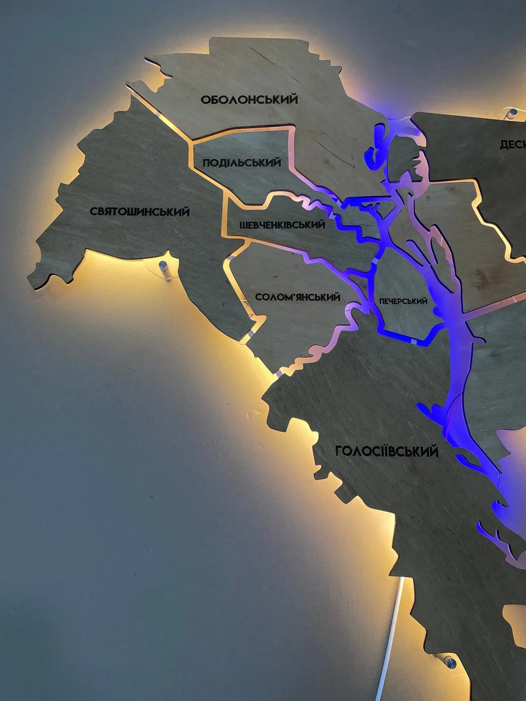 Карта міста Київ на акрилі, з підсвіткою між районами, колір Light Tree