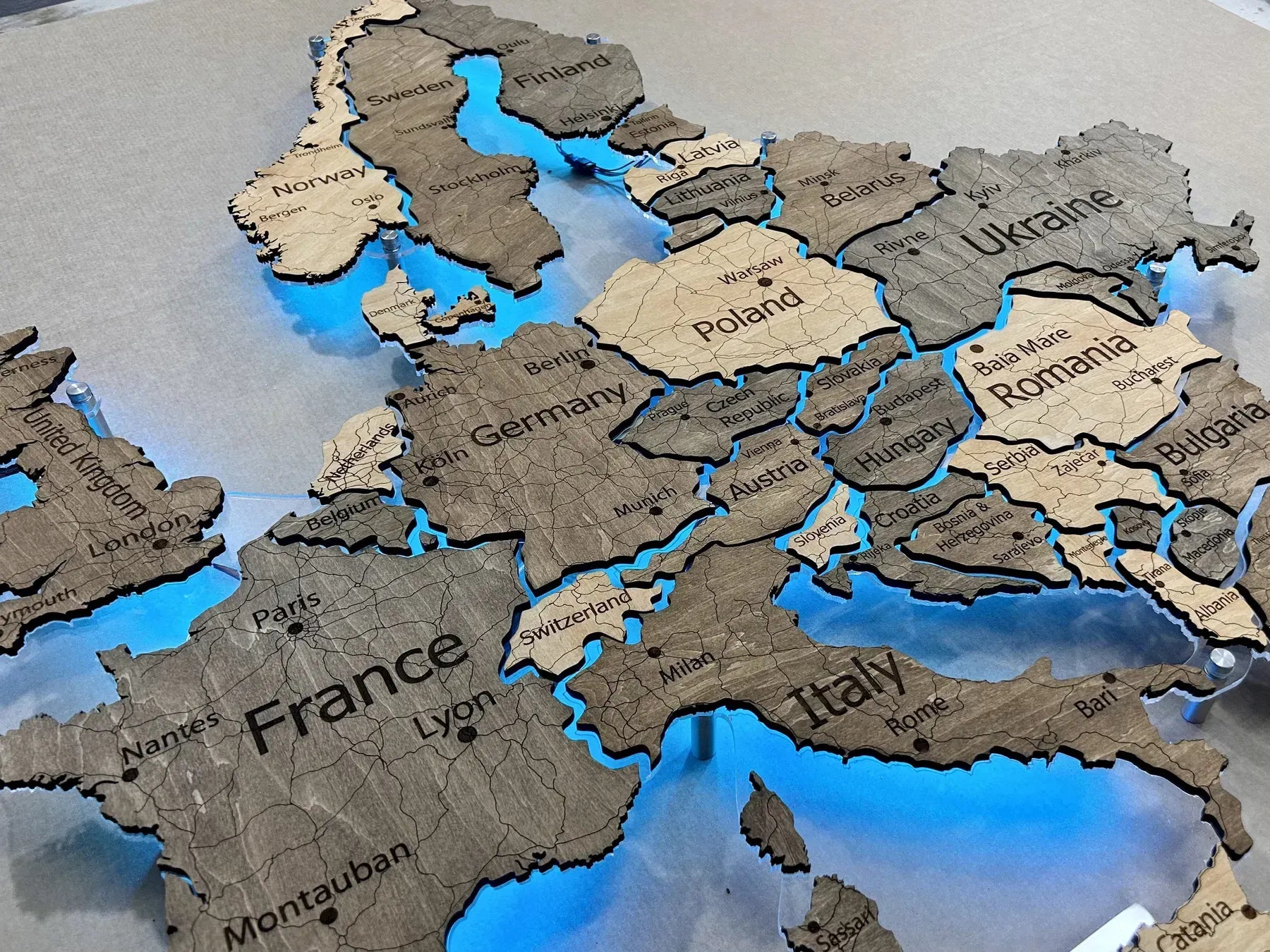 Карта Європи на акрилі з підсвіткою RGB між країнами колір Elis