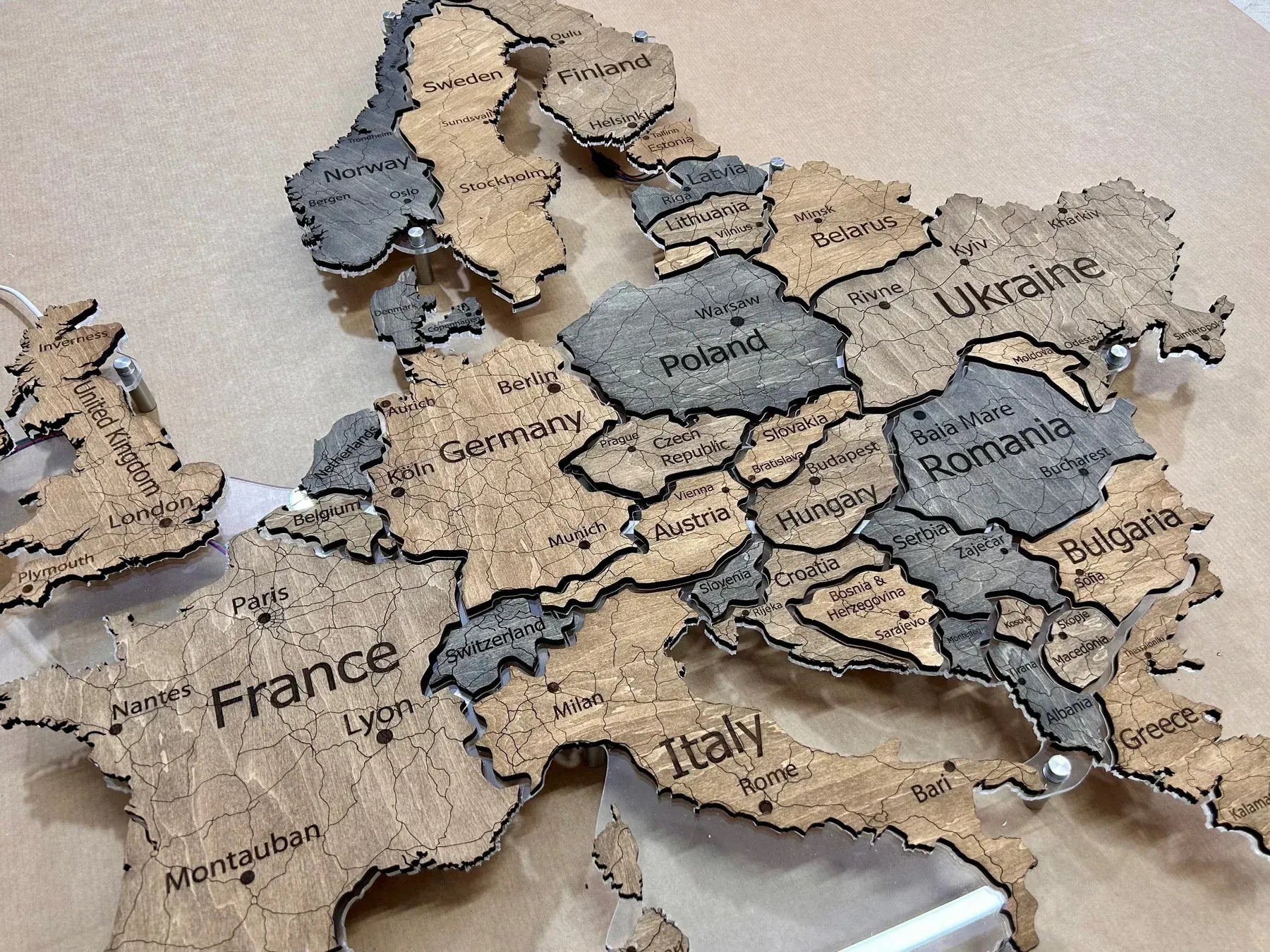 Карта Європи на акрилі з підсвіткою між країнами колір Dark Tree