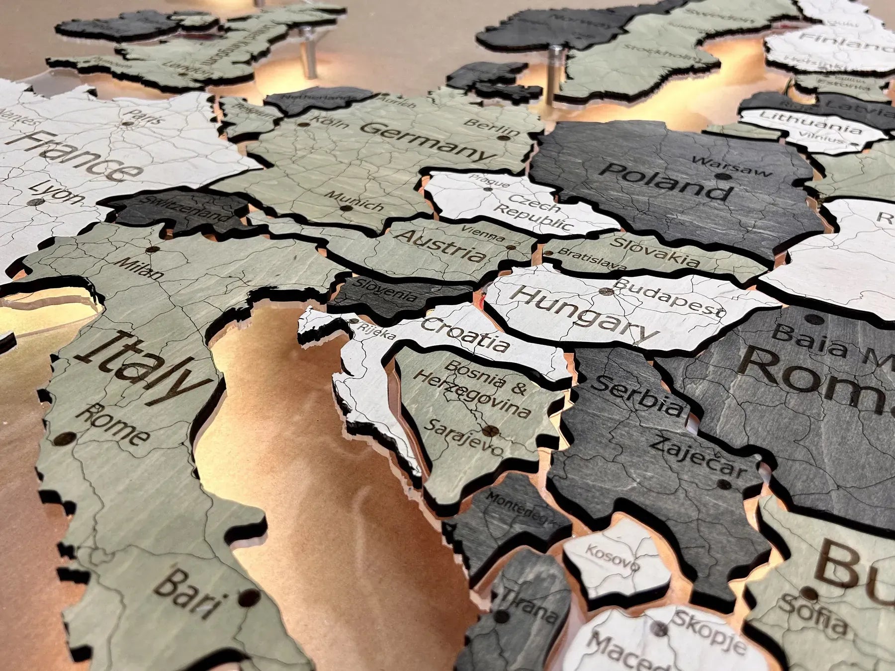 Карта Європи на акрилі з підсвіткою між країнами колір Verde