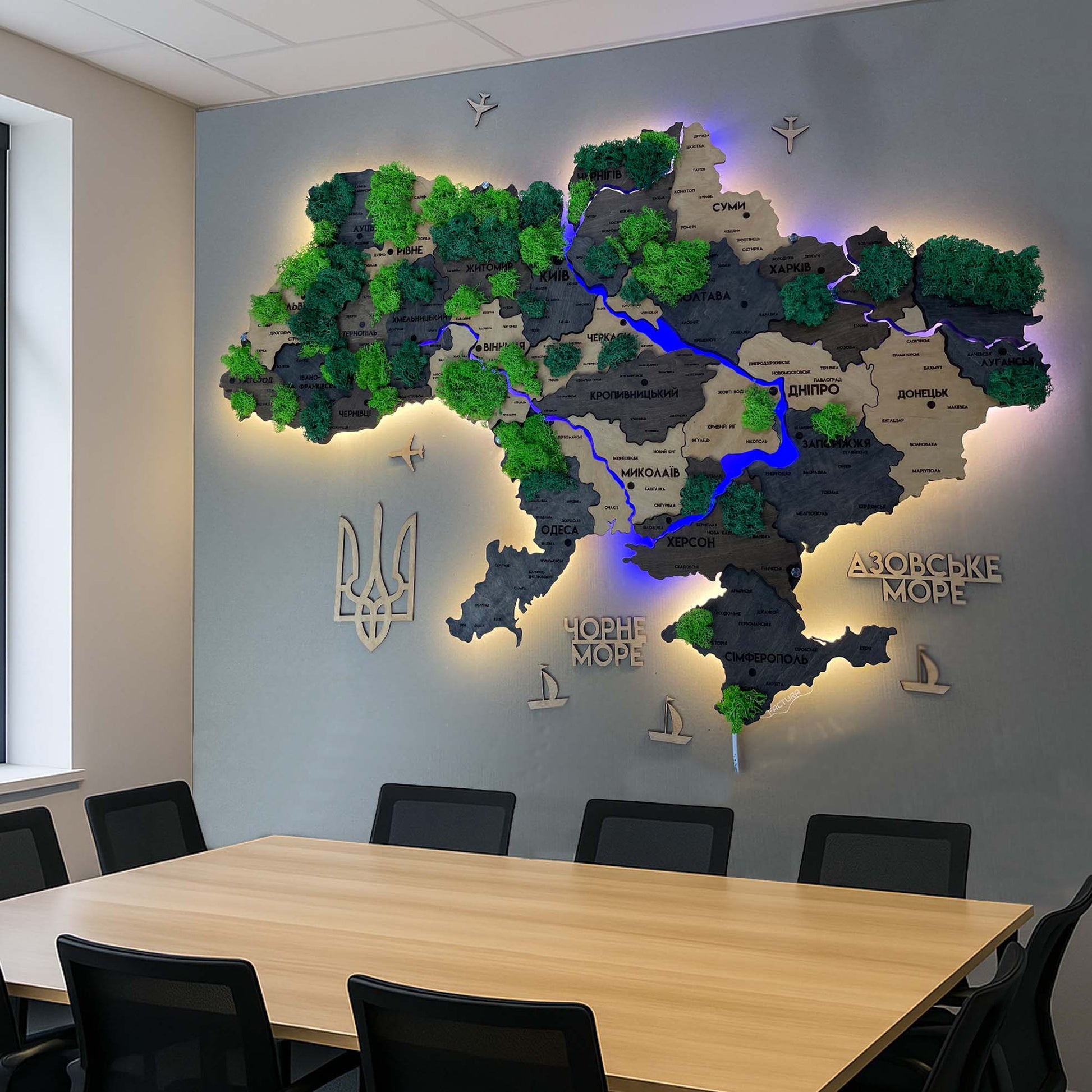 Деталізована багатошарова карта України з підсвіткою річок та по контуру і мохом колір Brut