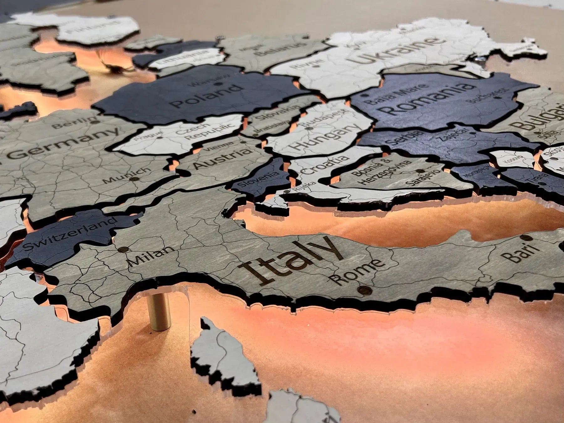 Карта Європи на акрилі з підсвіткою RGB між країнами колір Deep