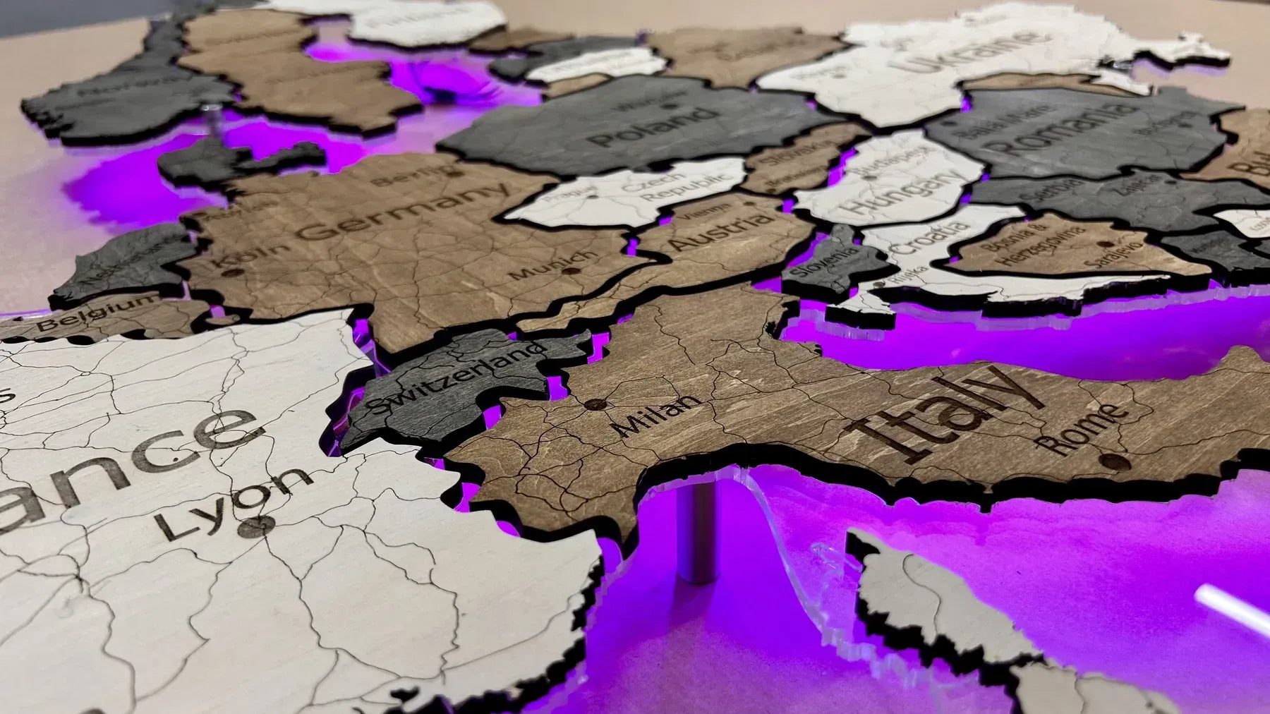 Карта Європи на акрилі з підсвіткою RGB між країнами колір Wander