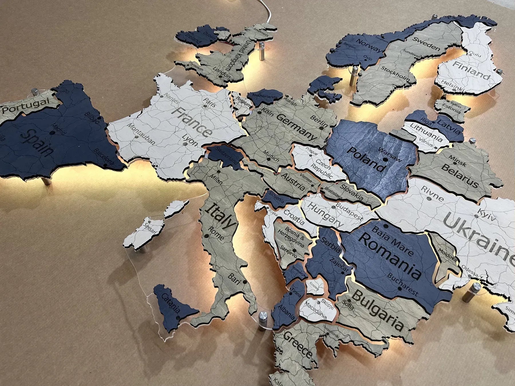 Карта Європи на акрилі з підсвіткою між країнами колір Deep