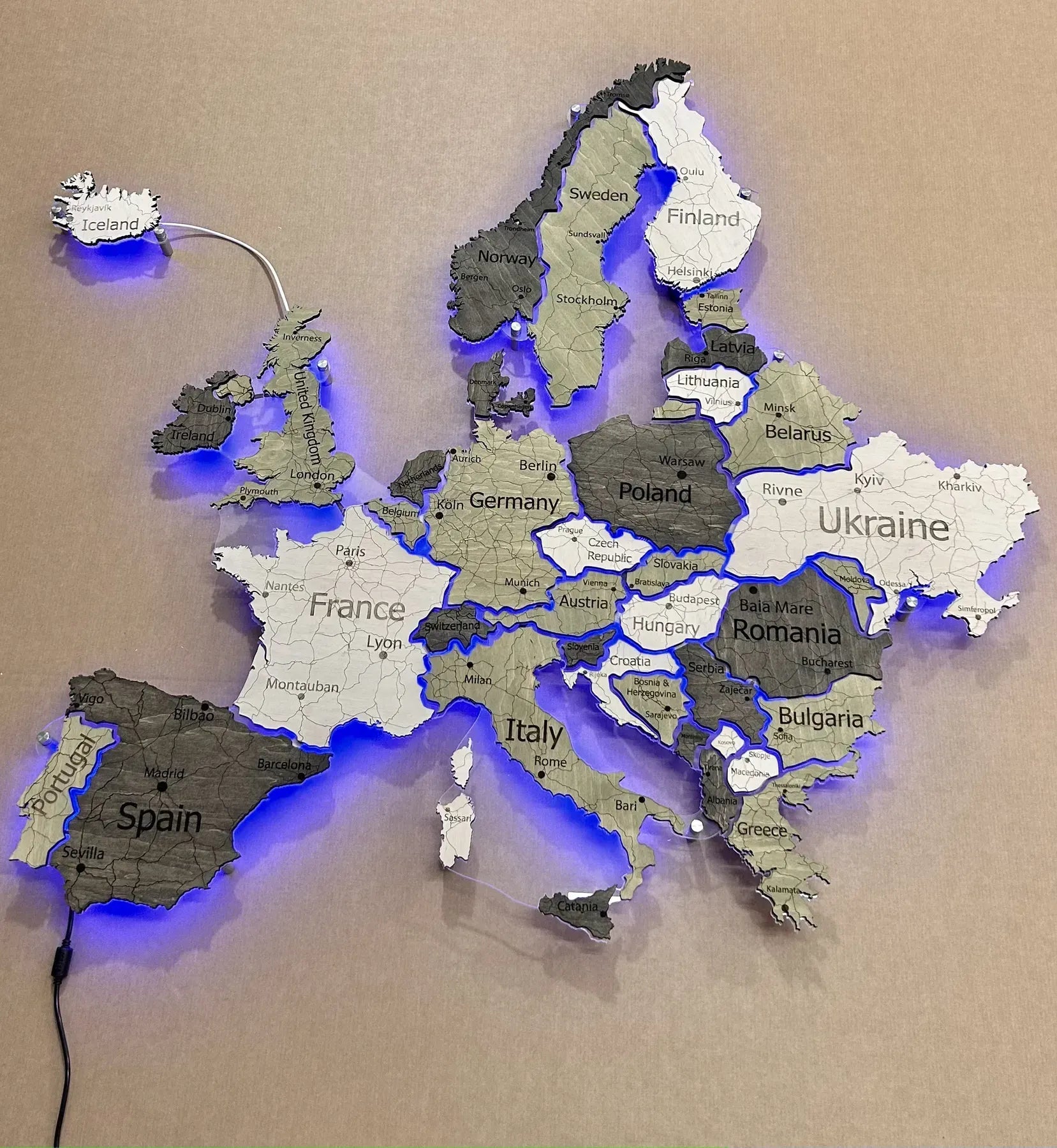 Карта Європи на акрилі з підсвіткою RGB між країнами колір Verde