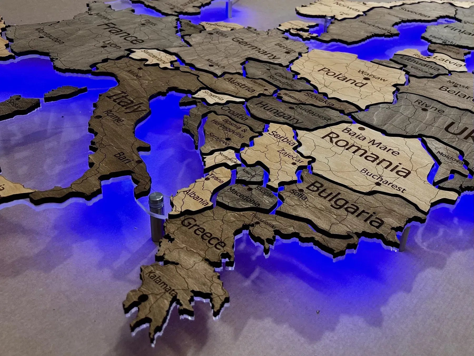 Карта Європи на акрилі з підсвіткою RGB між країнами колір Elis