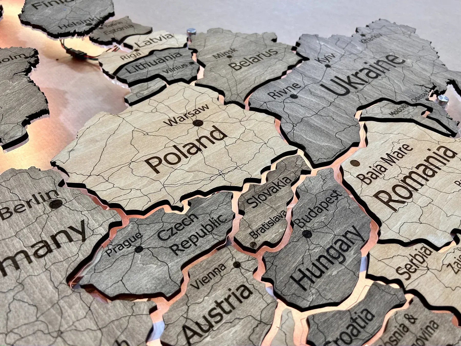 Карта Європи на акрилі з підсвіткою між країнами колір Elis