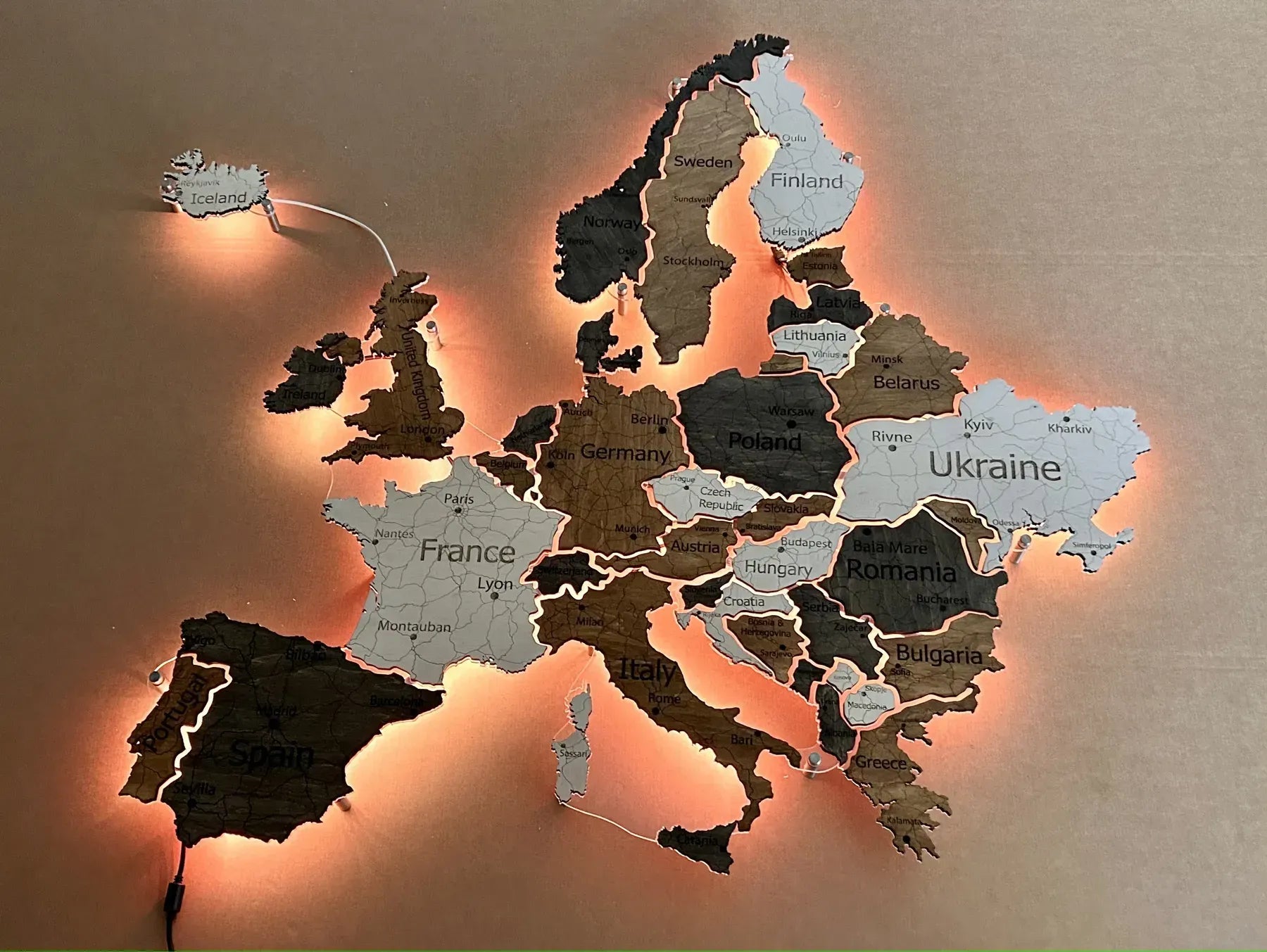 Карта Європи на акрилі з підсвіткою RGB між країнами колір Warm