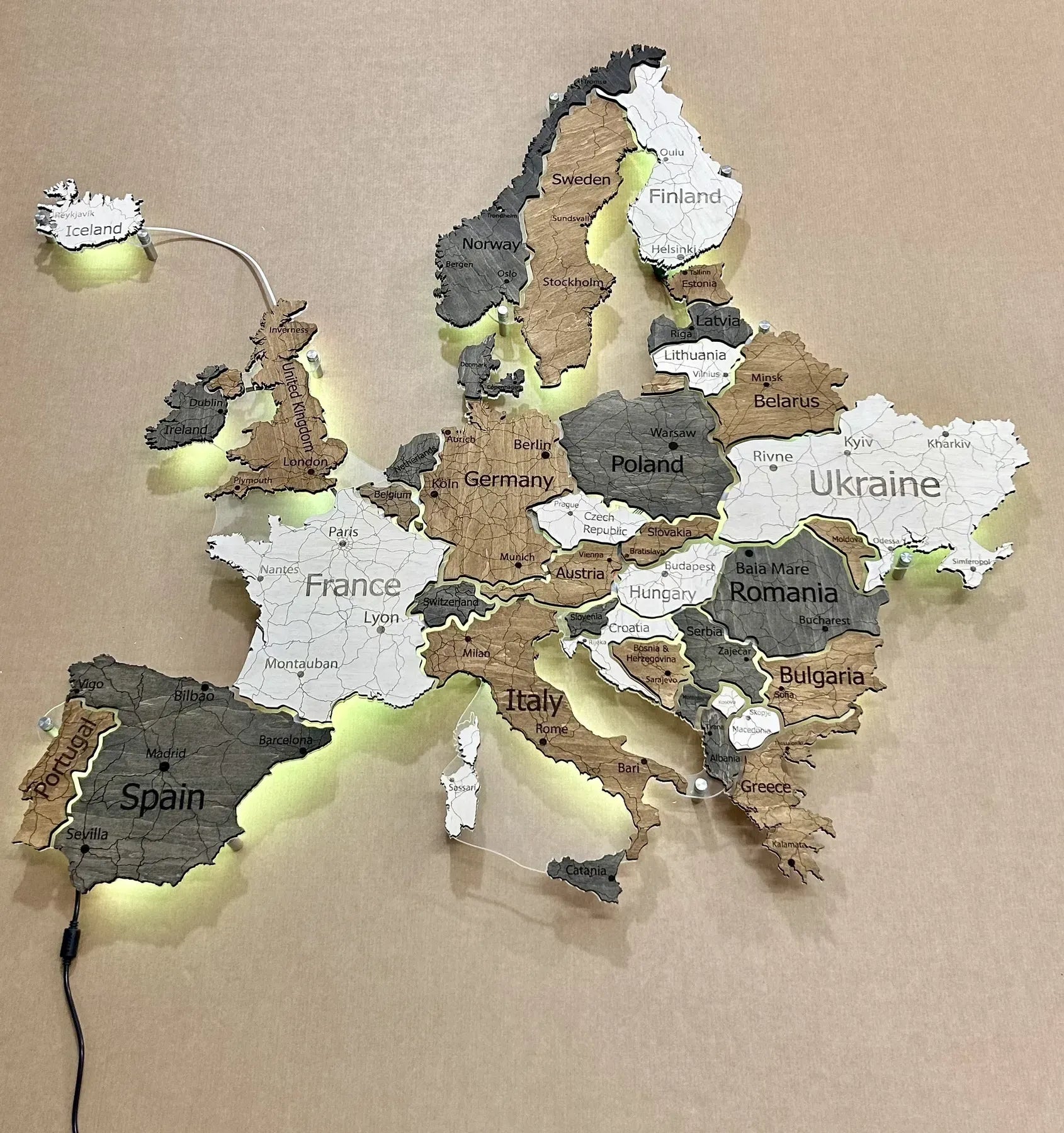 Карта Європи на акрилі з підсвіткою RGB між країнами колір Warm