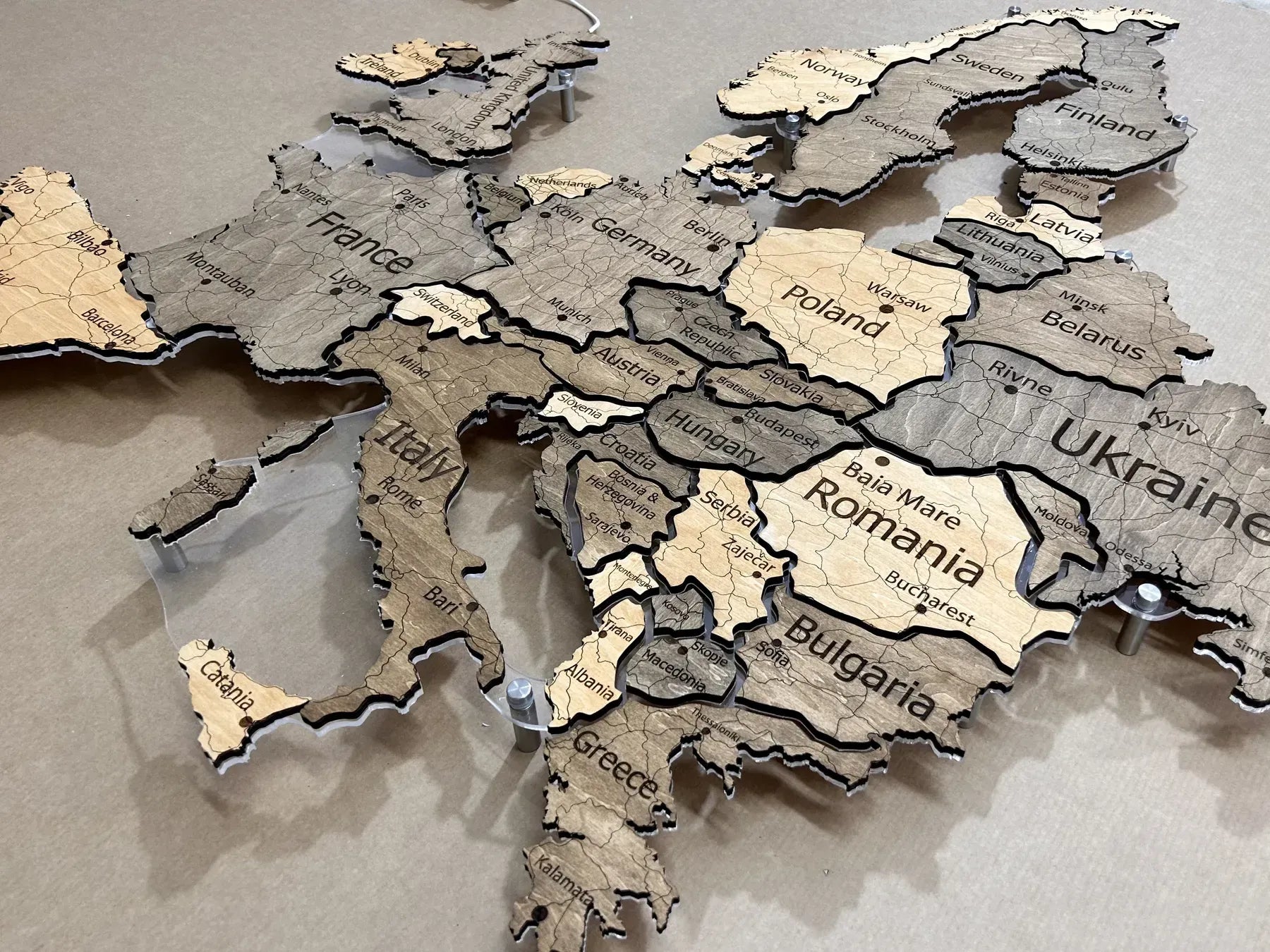 Карта Європи на акрилі з підсвіткою між країнами колір Elis