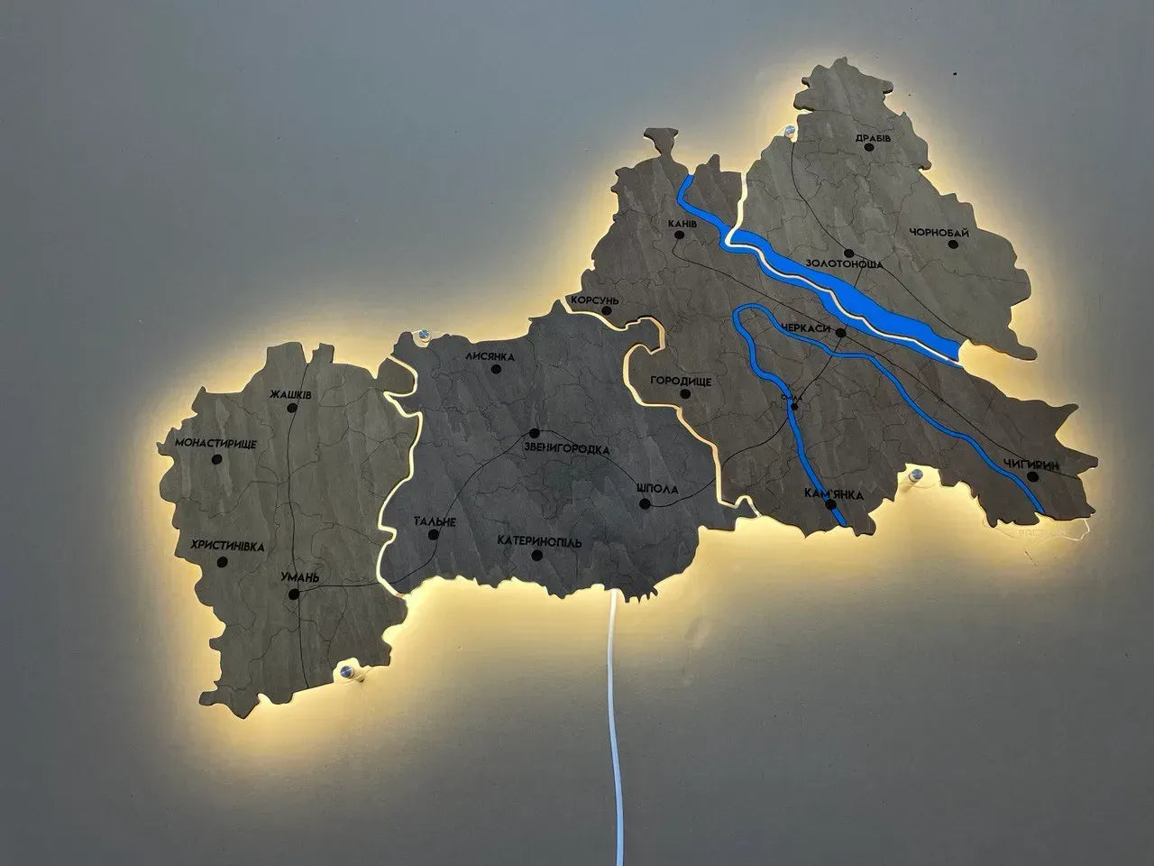 Карта Черкаської області на акрилі, з фарбованими річками та підсвіткою між районами