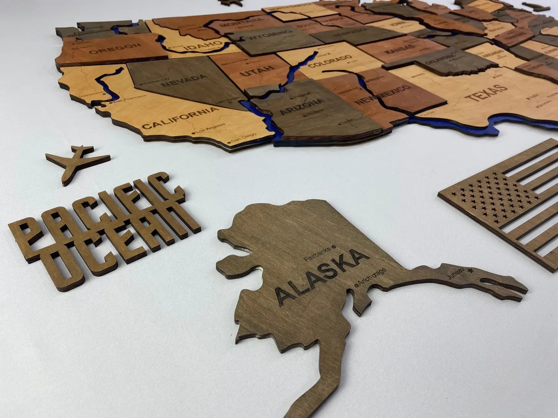 Карта США з дорогами та фарбованими річками, колір Warm