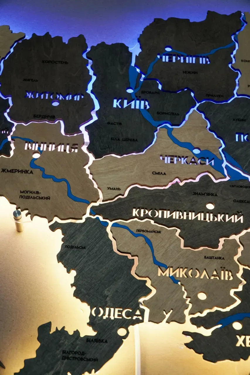 Карта України на акрилі з фарбованими річками та підсвіткою між областями, колір Brut
