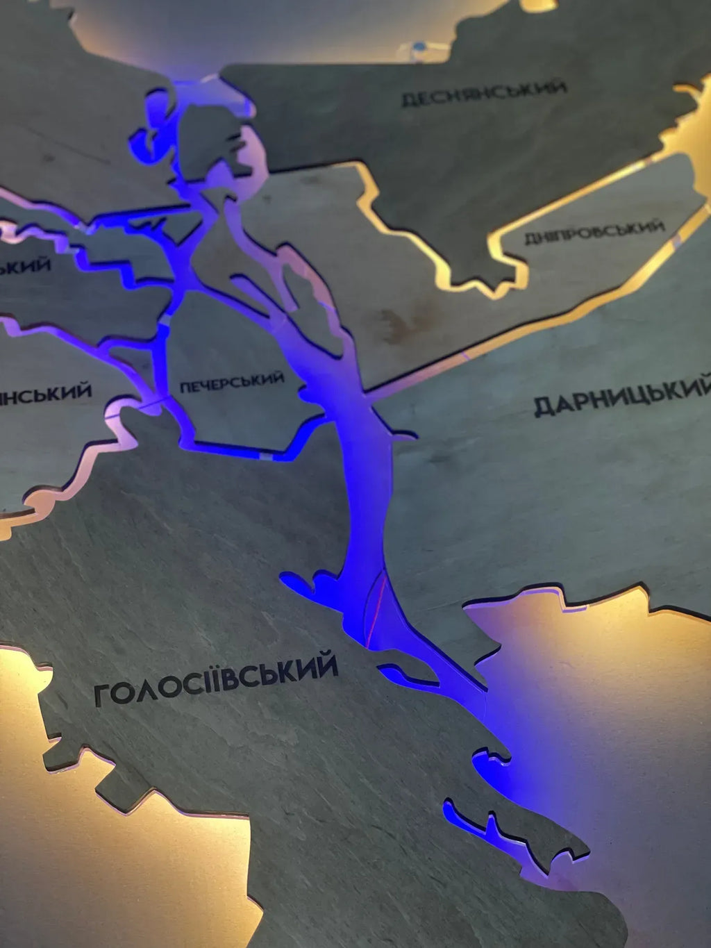 Карта міста Київ на акрилі, з підсвіткою між районами, колір Light Tree