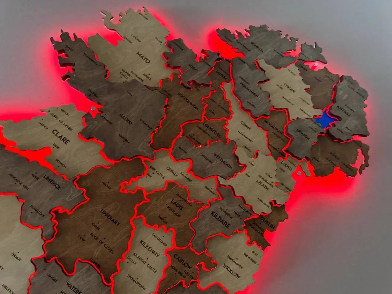 Багатошарова карта Ірландії на акрилі з підсвіткою між регіонами, колір Rosewood