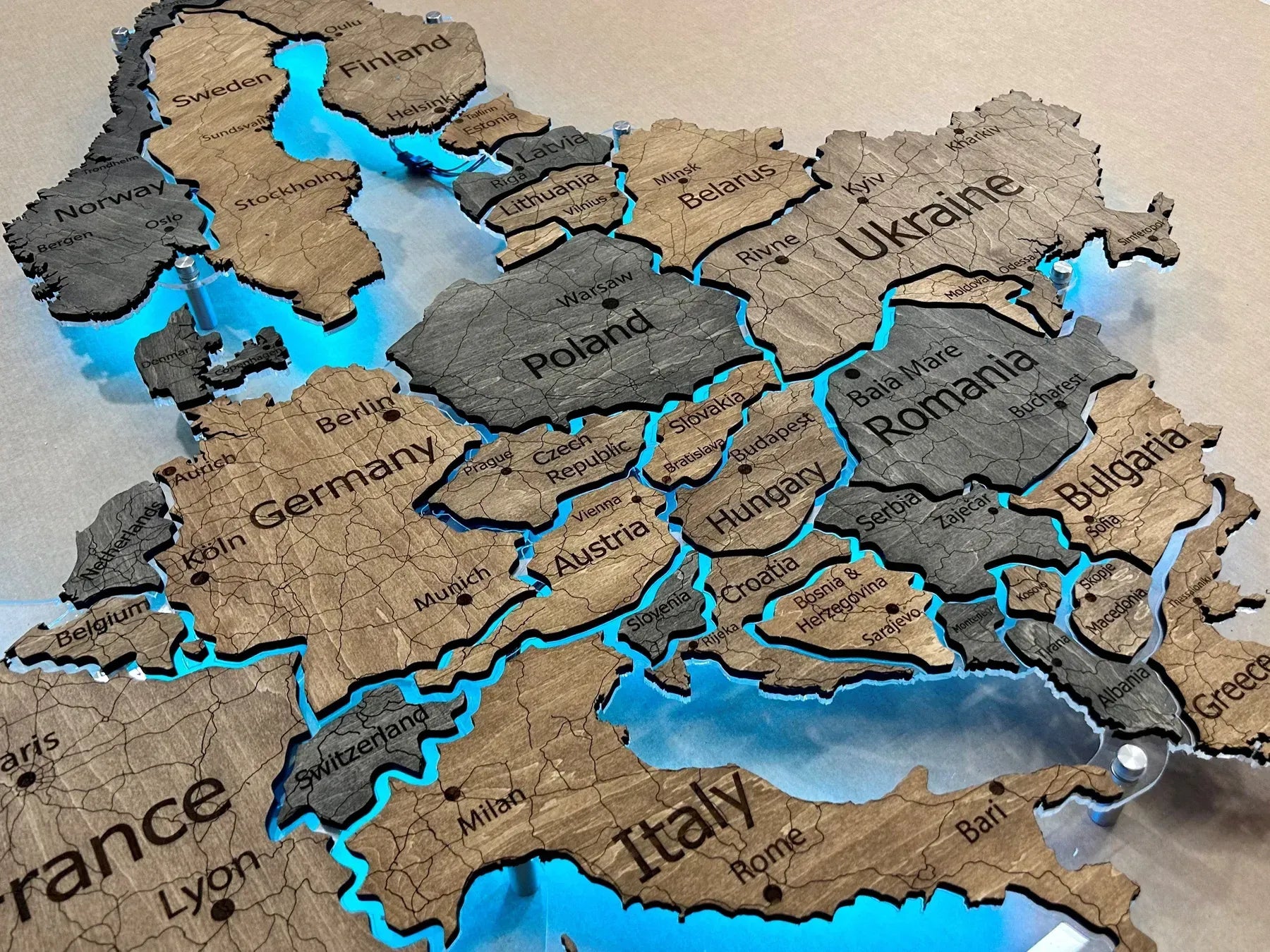 Карта Європи на акрилі з підсвіткою RGB між країнами колір Dark Tree