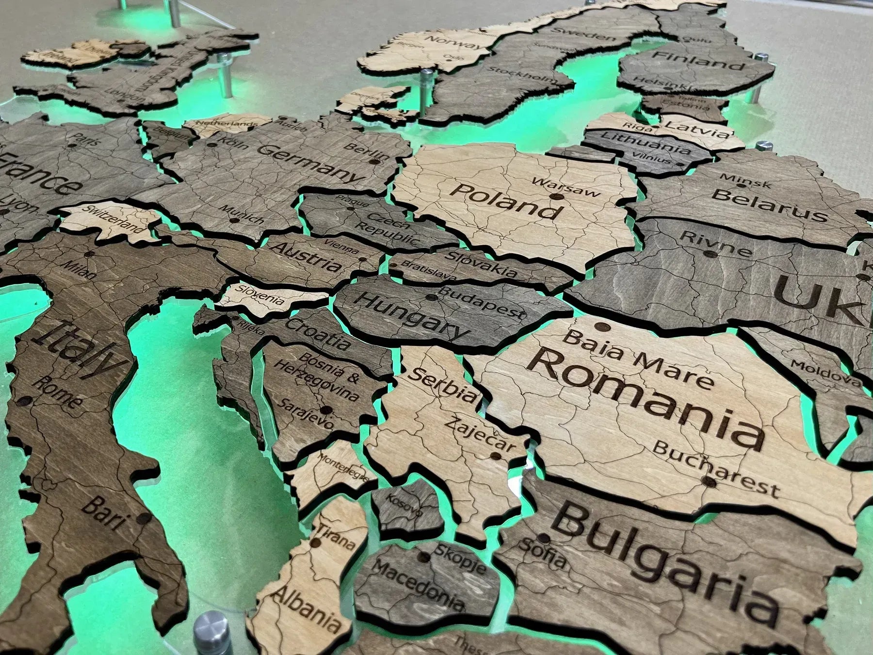 Карта Європи на акрилі з підсвіткою RGB між країнами колір Elis