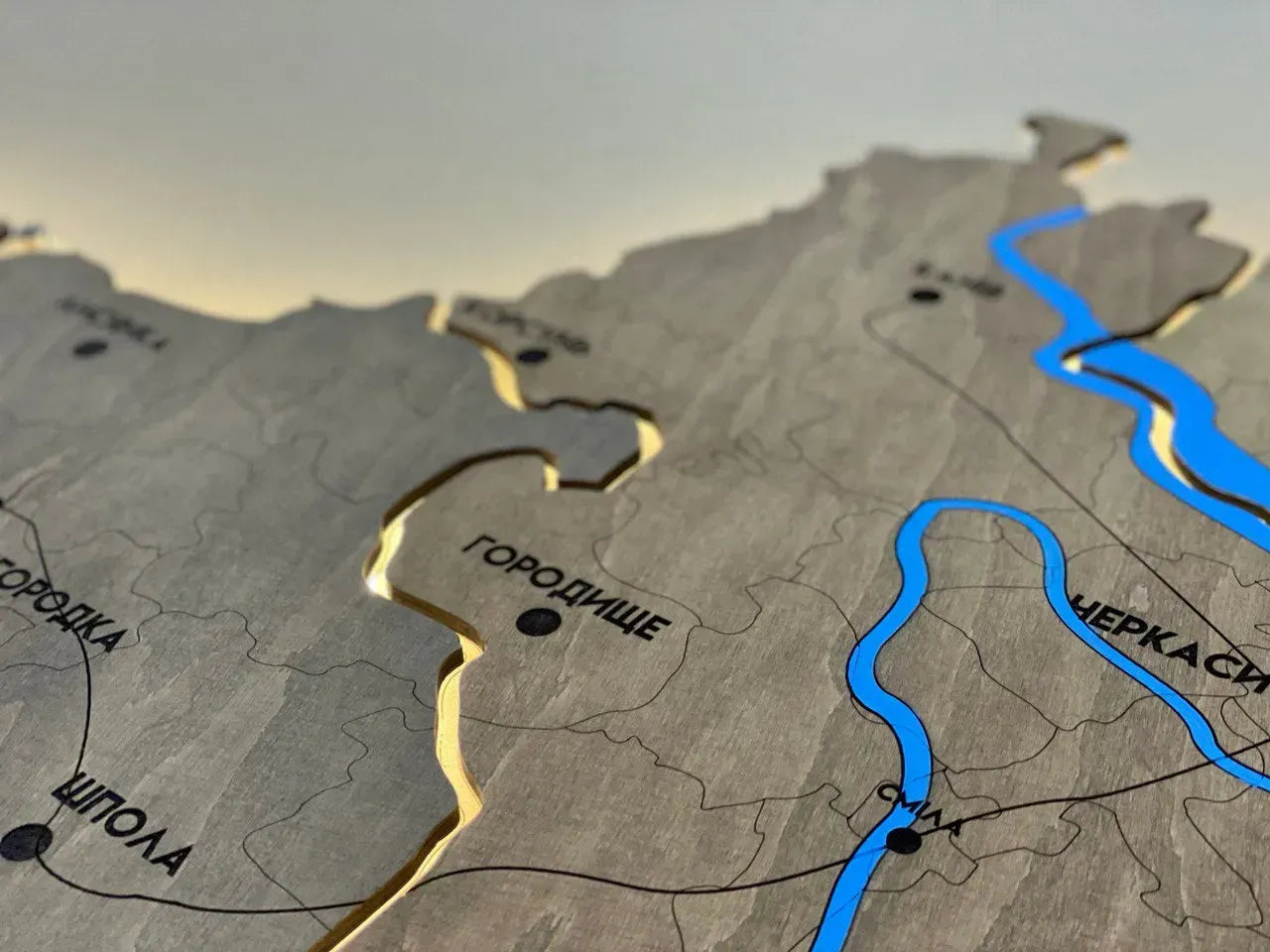 Карта Черкаської області на акрилі, з фарбованими річками та підсвіткою між районами