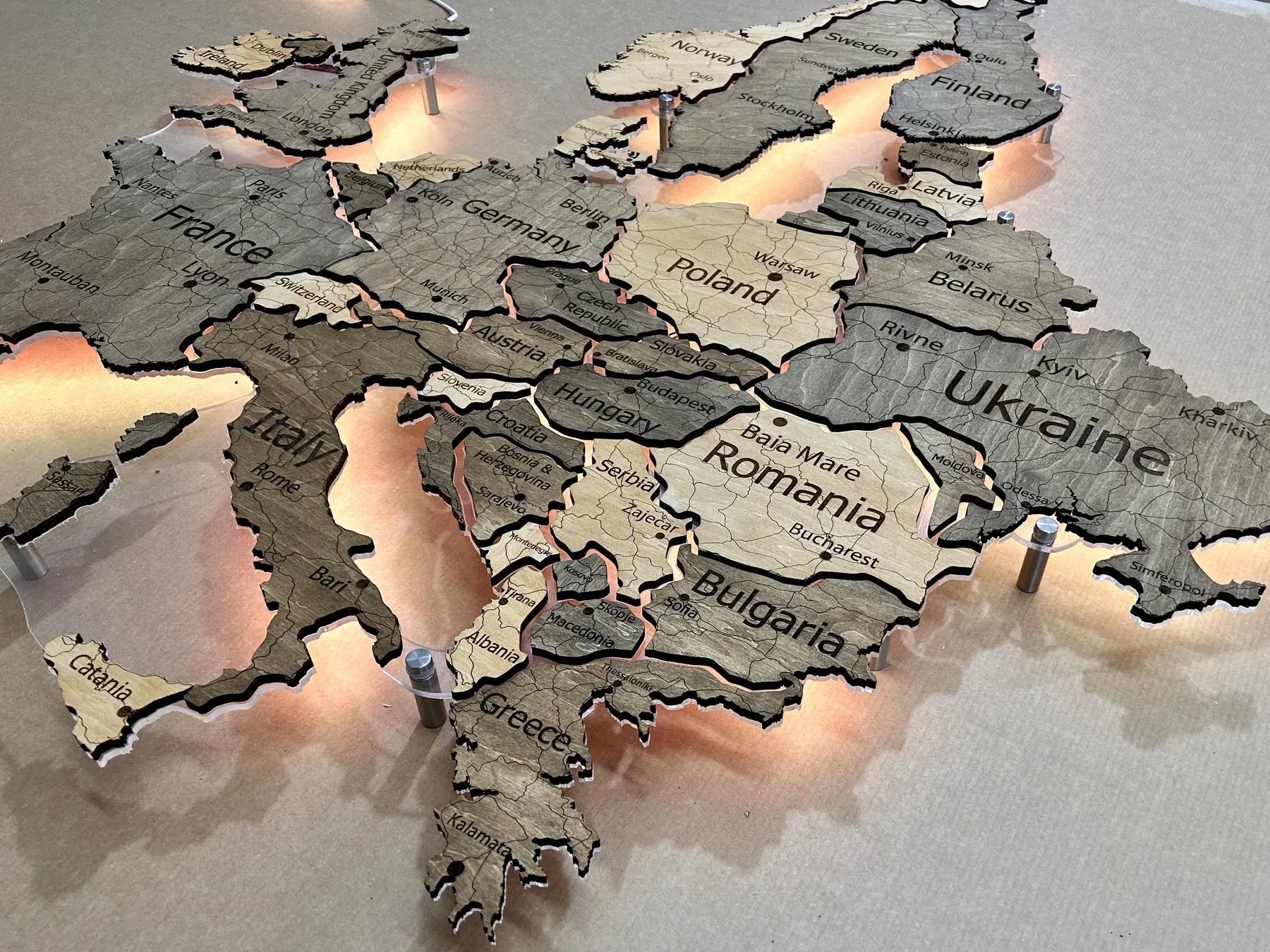 Карта Європи на акрилі з підсвіткою між країнами колір Elis