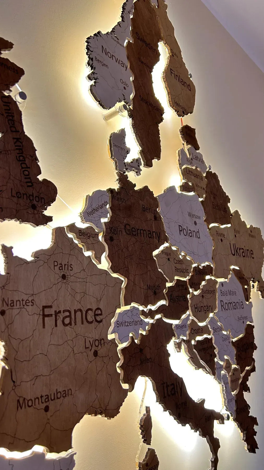 Карта Європи на акрилі з підсвіткою між країнами колір Terra