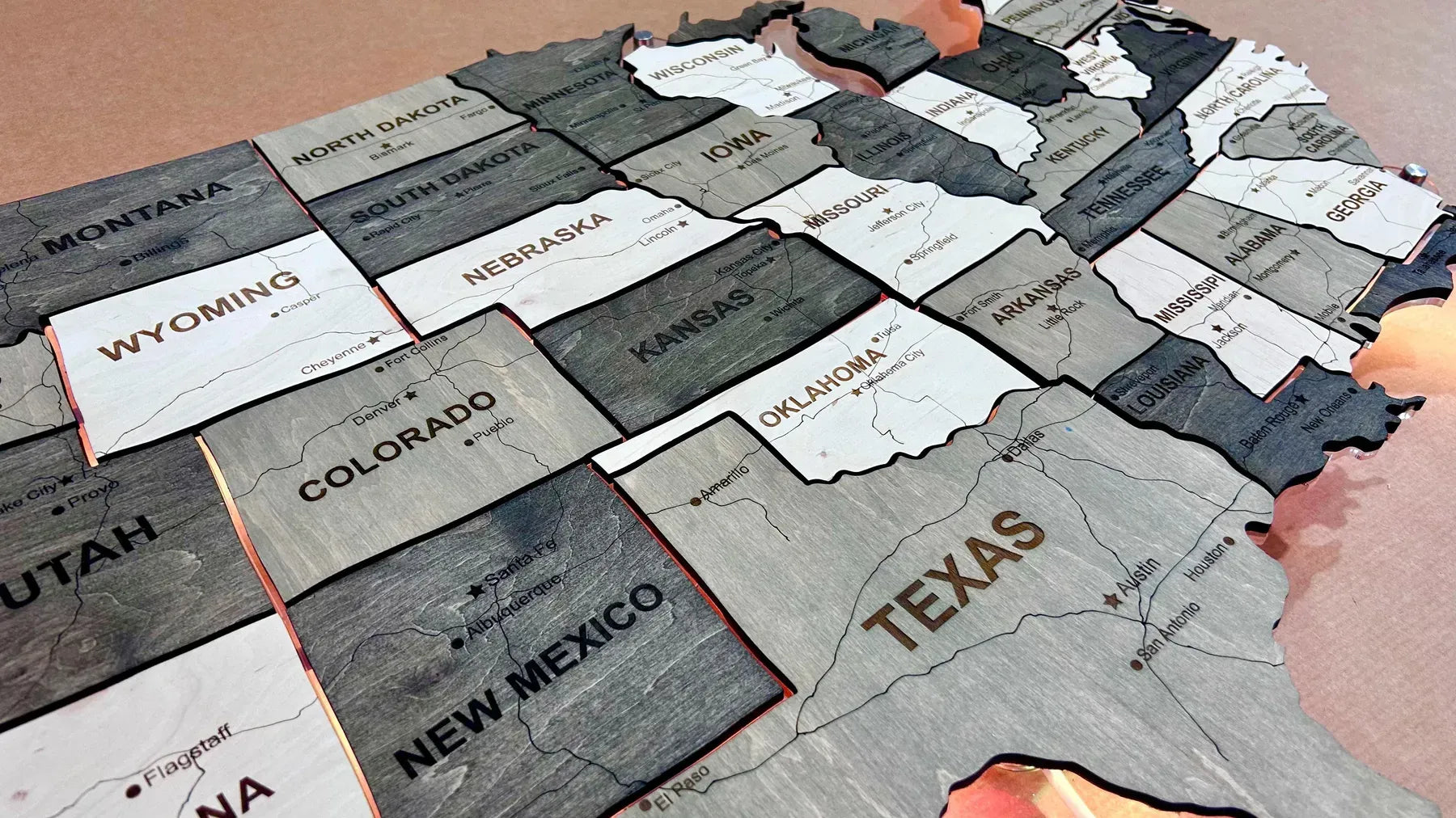 Карта США з дорогами на акрилі з підсвіткою RGB між штатами колір Black&White