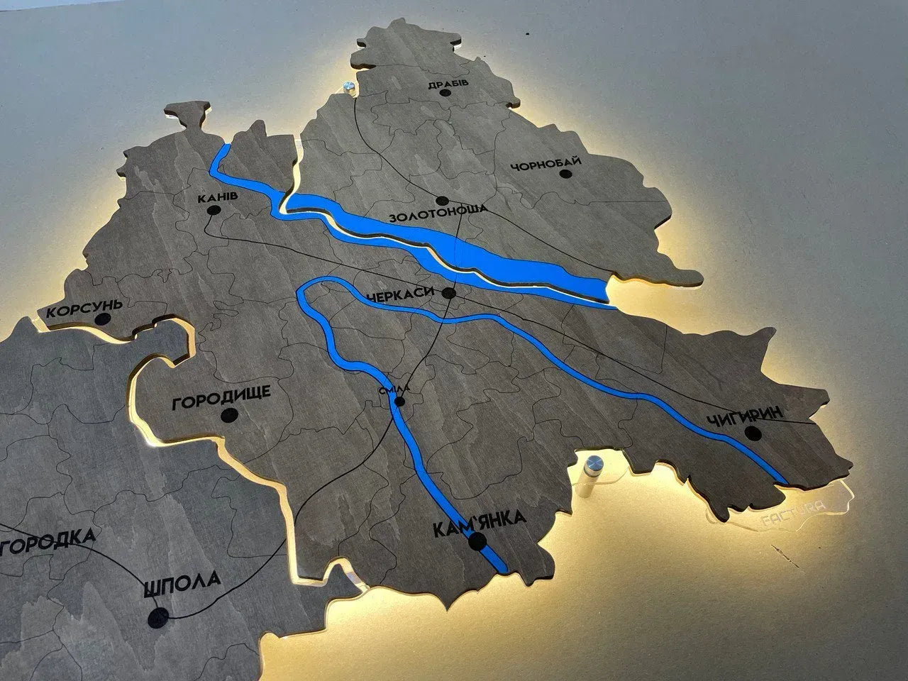 Карта Черкаської області на акрилі, з фарбованими річками та підсвіткою між районами