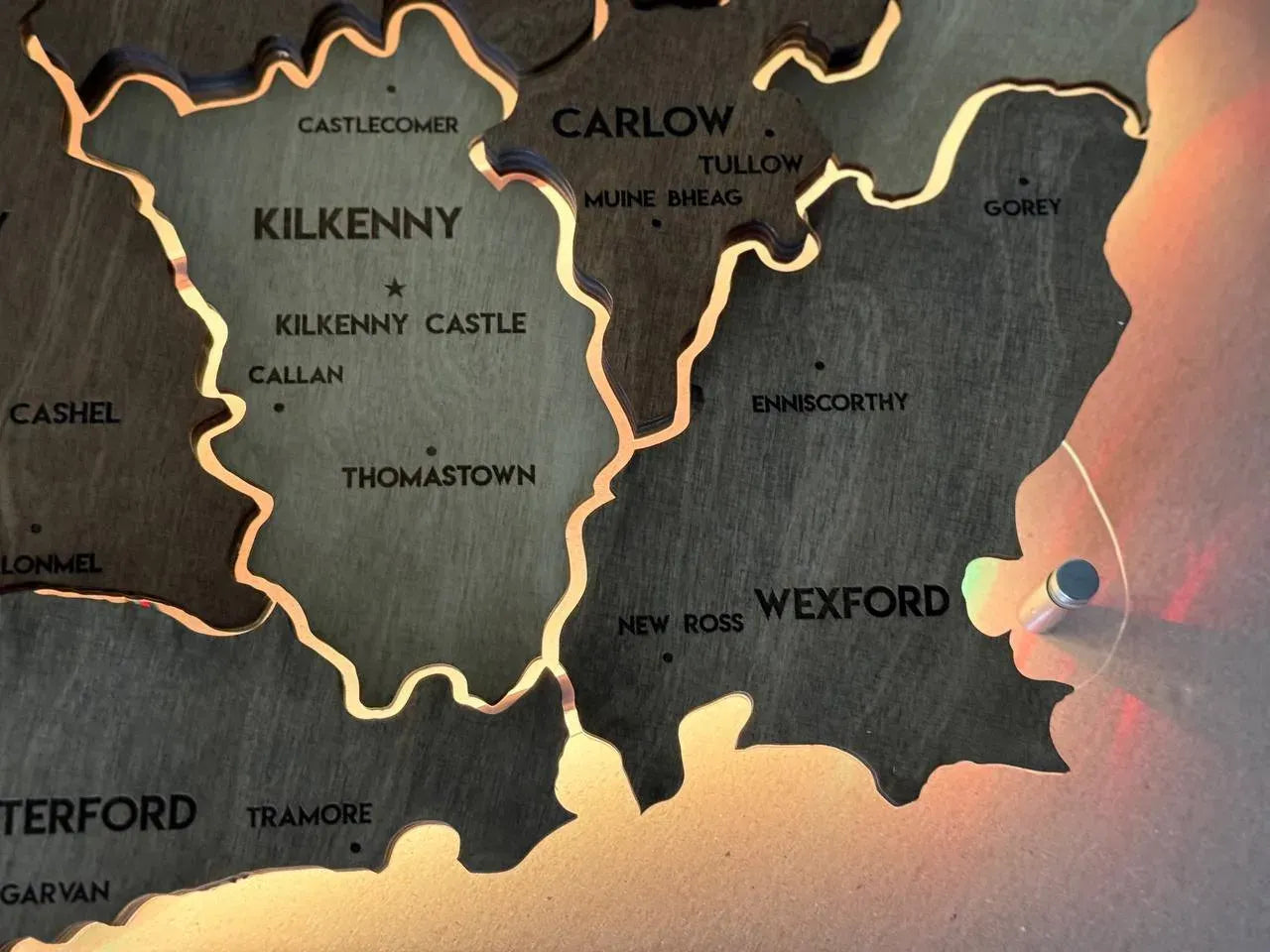 Багатошарова карта Ірландії на акрилі з підсвіткою між регіонами, колір Rosewood