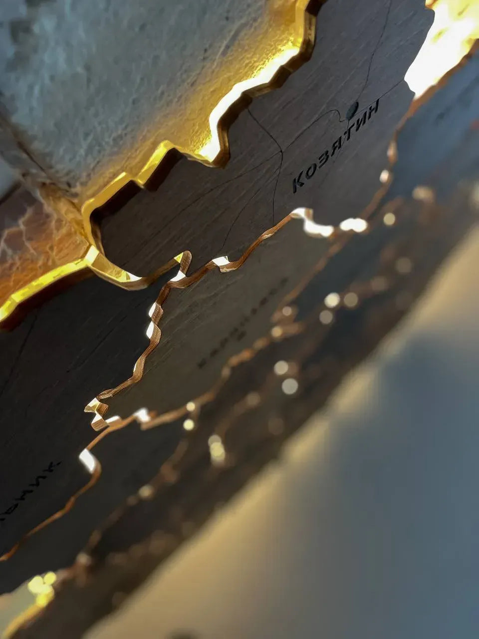 Карта Вінницької області на акрилі, з підсвіткою між районами, колір Rosewood