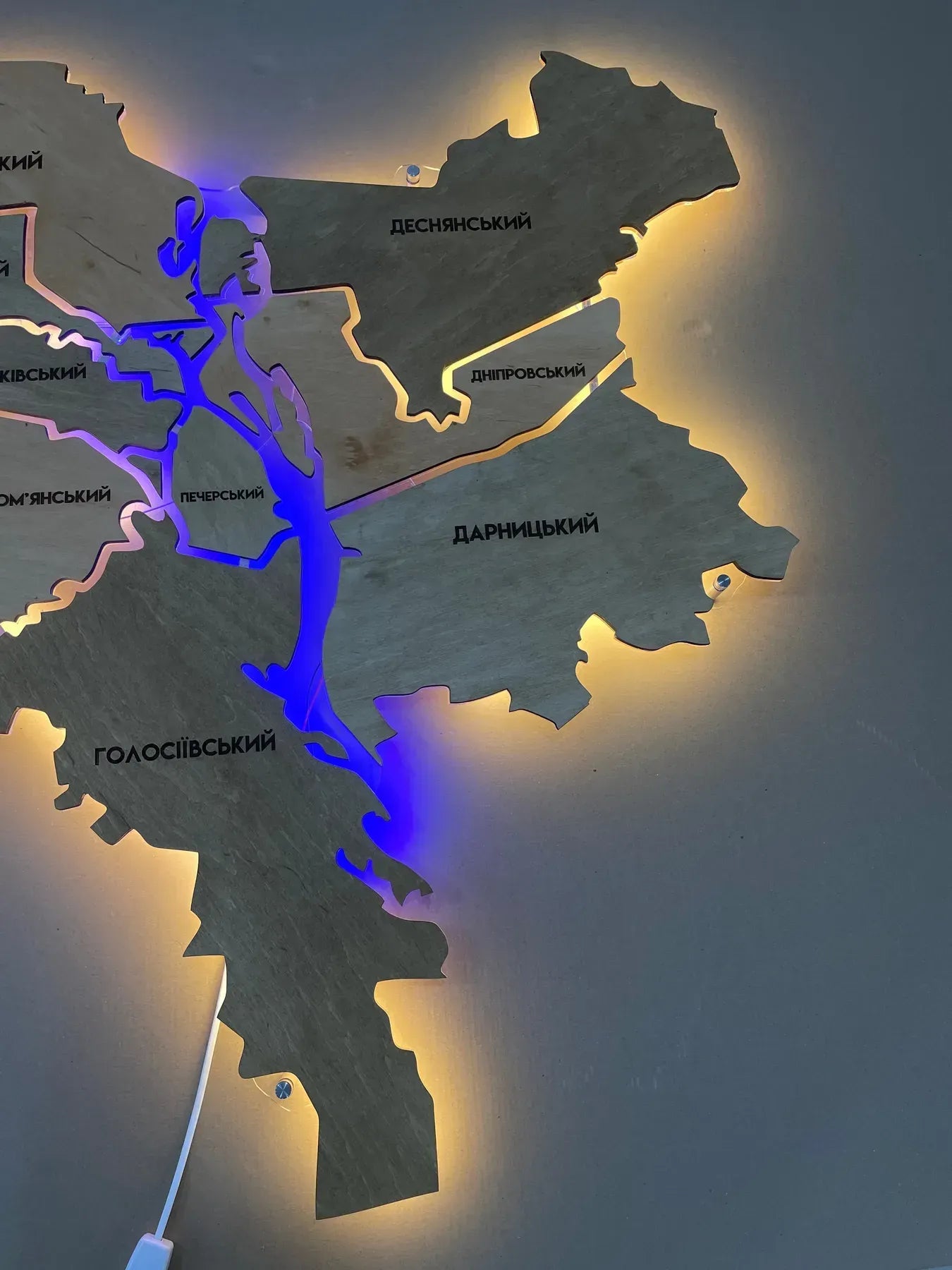 Карта міста Київ на акрилі, з підсвіткою між районами, колір Light Tree