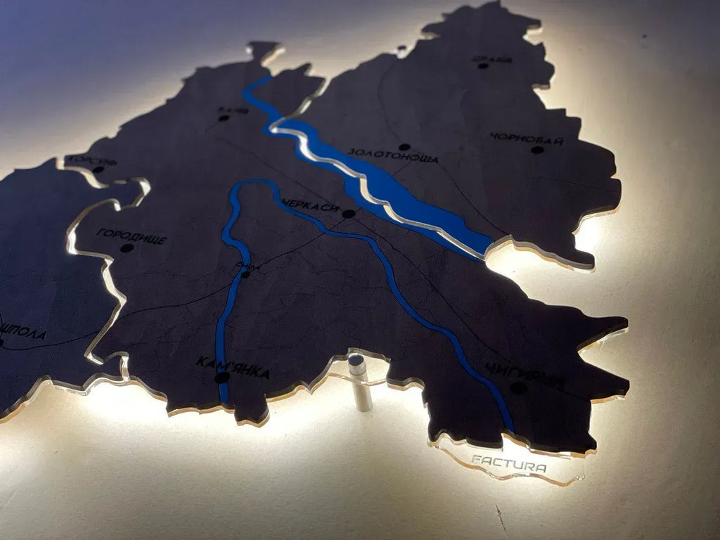 Карта Черкаської області на акрилі, з фарбованими річками та підсвіткою між районами