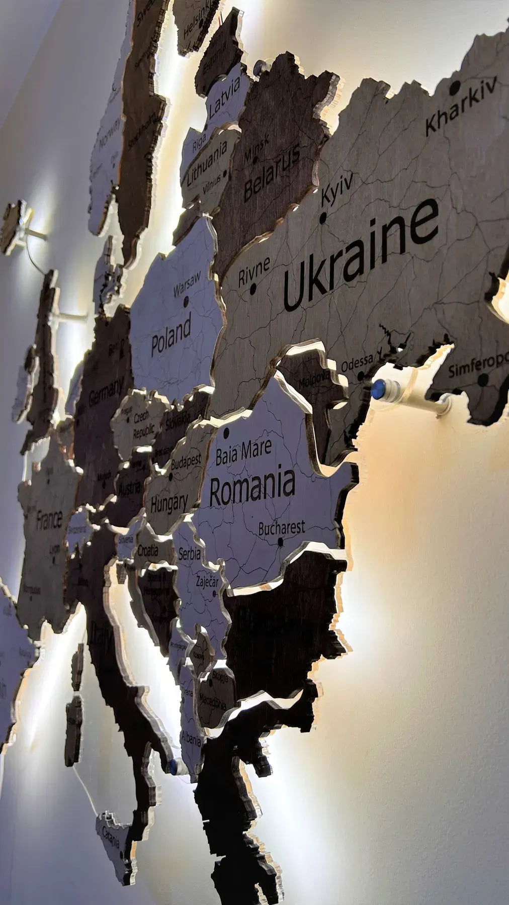 Карта Європи на акрилі з підсвіткою між країнами колір Terra