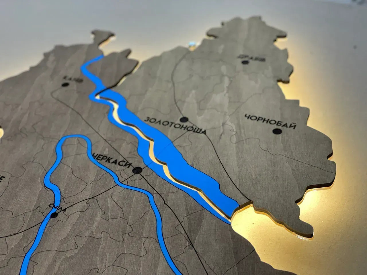 Карта Черкаської області на акрилі, з фарбованими річками та підсвіткою між районами