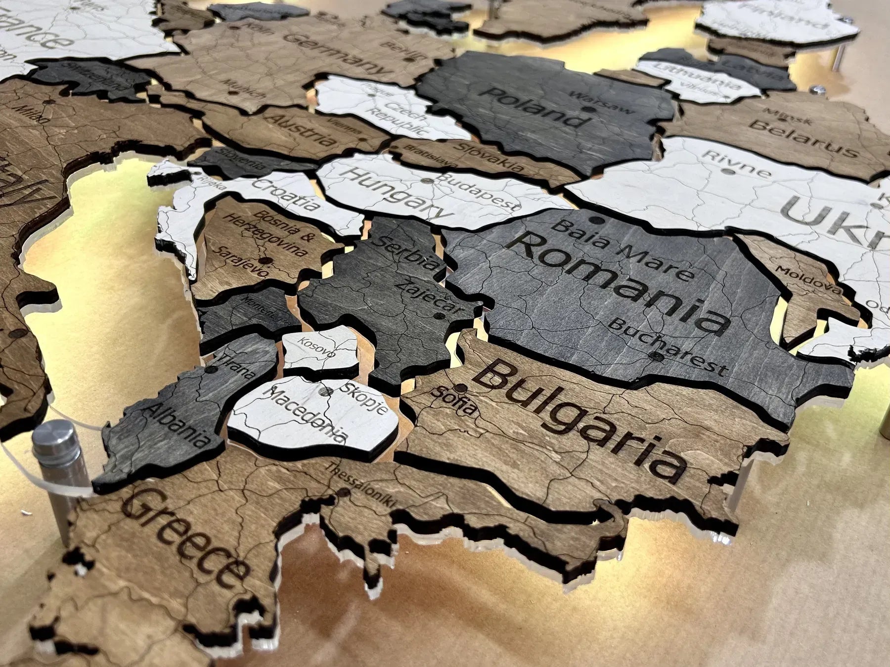 Карта Європи на акрилі з підсвіткою між країнами колір Wander