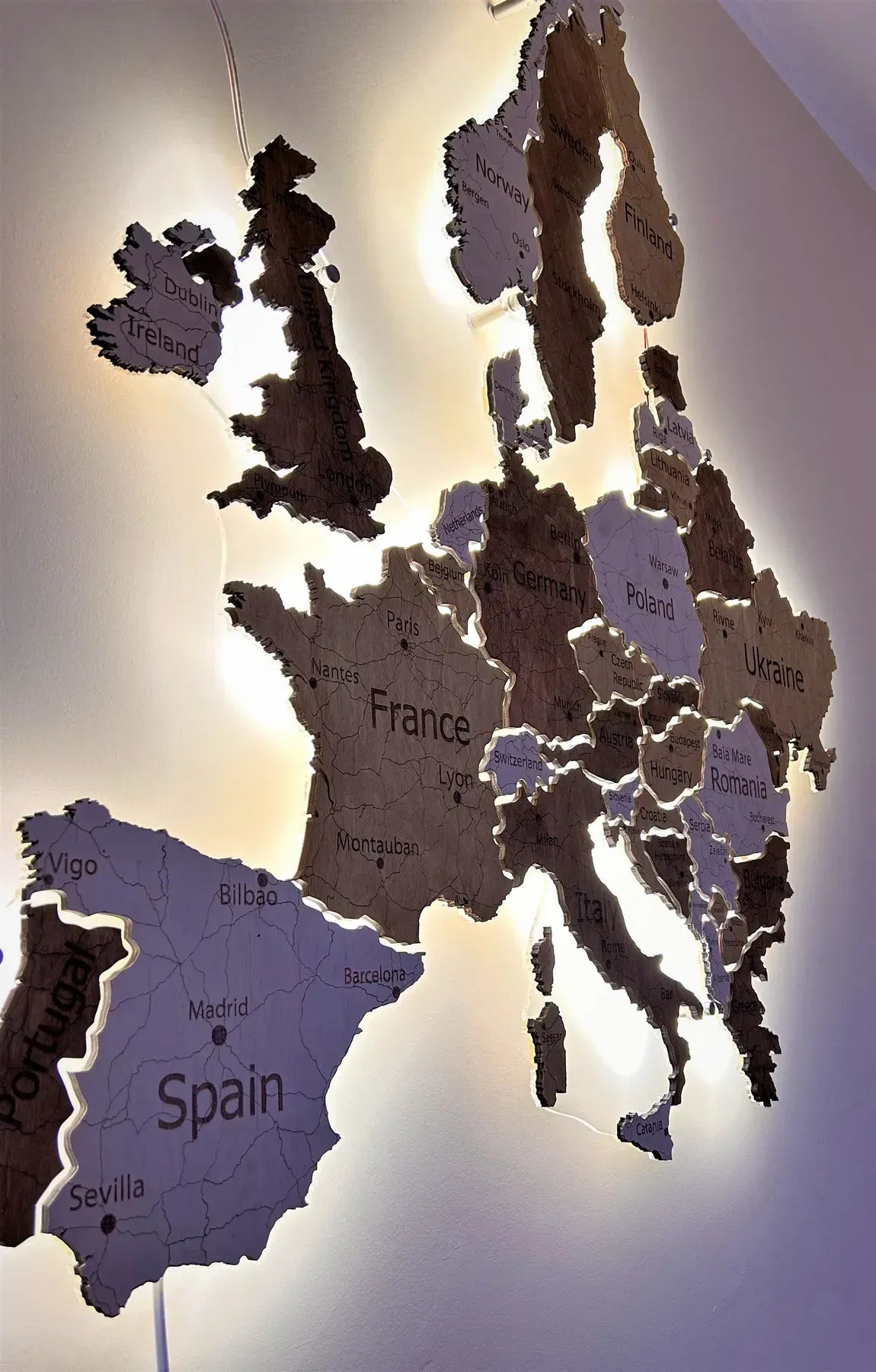 Карта Європи на акрилі з підсвіткою між країнами колір Terra