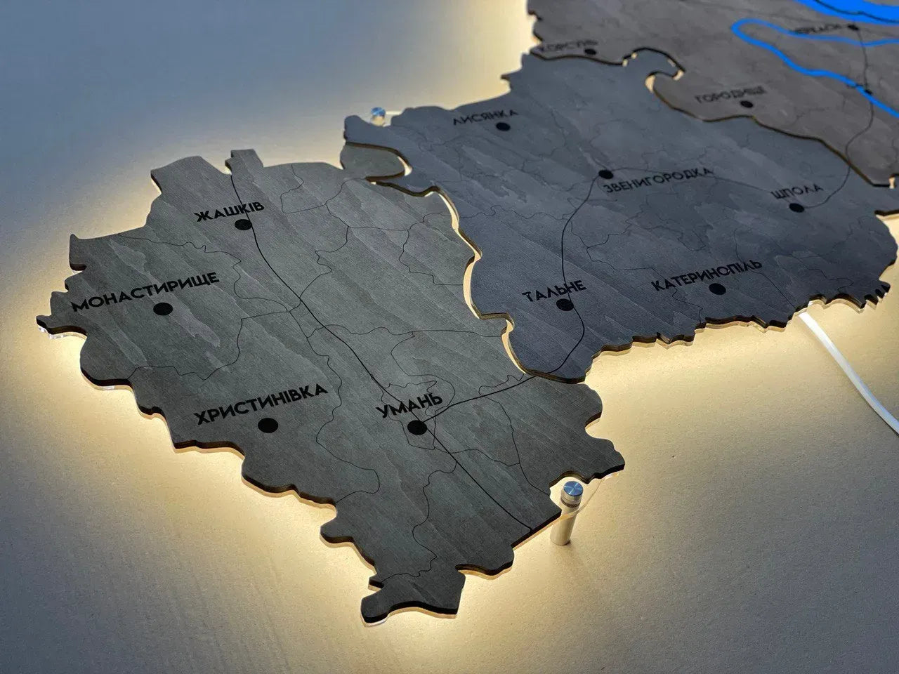 Карта Черкаської області на акрилі, з фарбованими річками та підсвіткою між районами