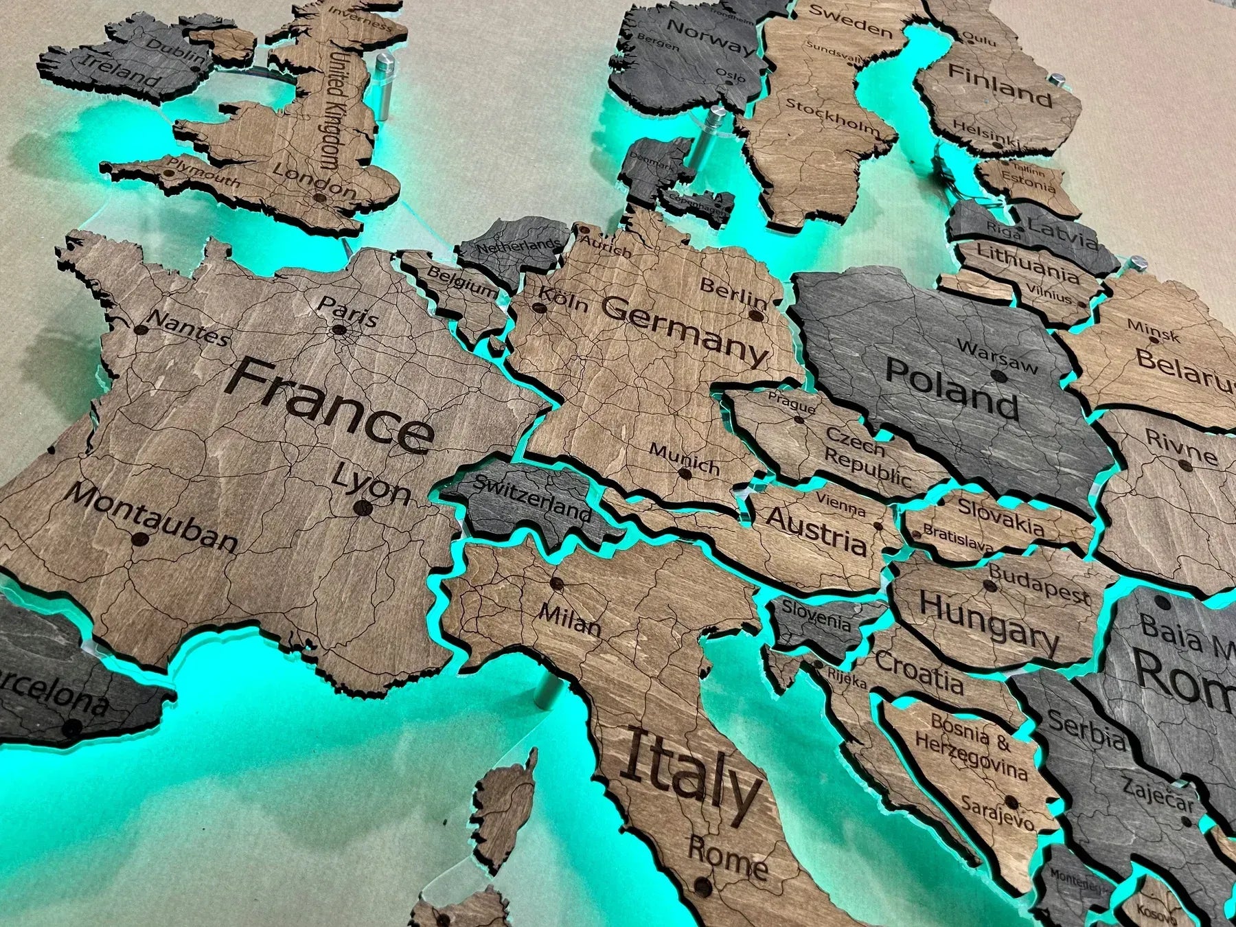 Карта Європи на акрилі з підсвіткою RGB між країнами колір Dark Tree