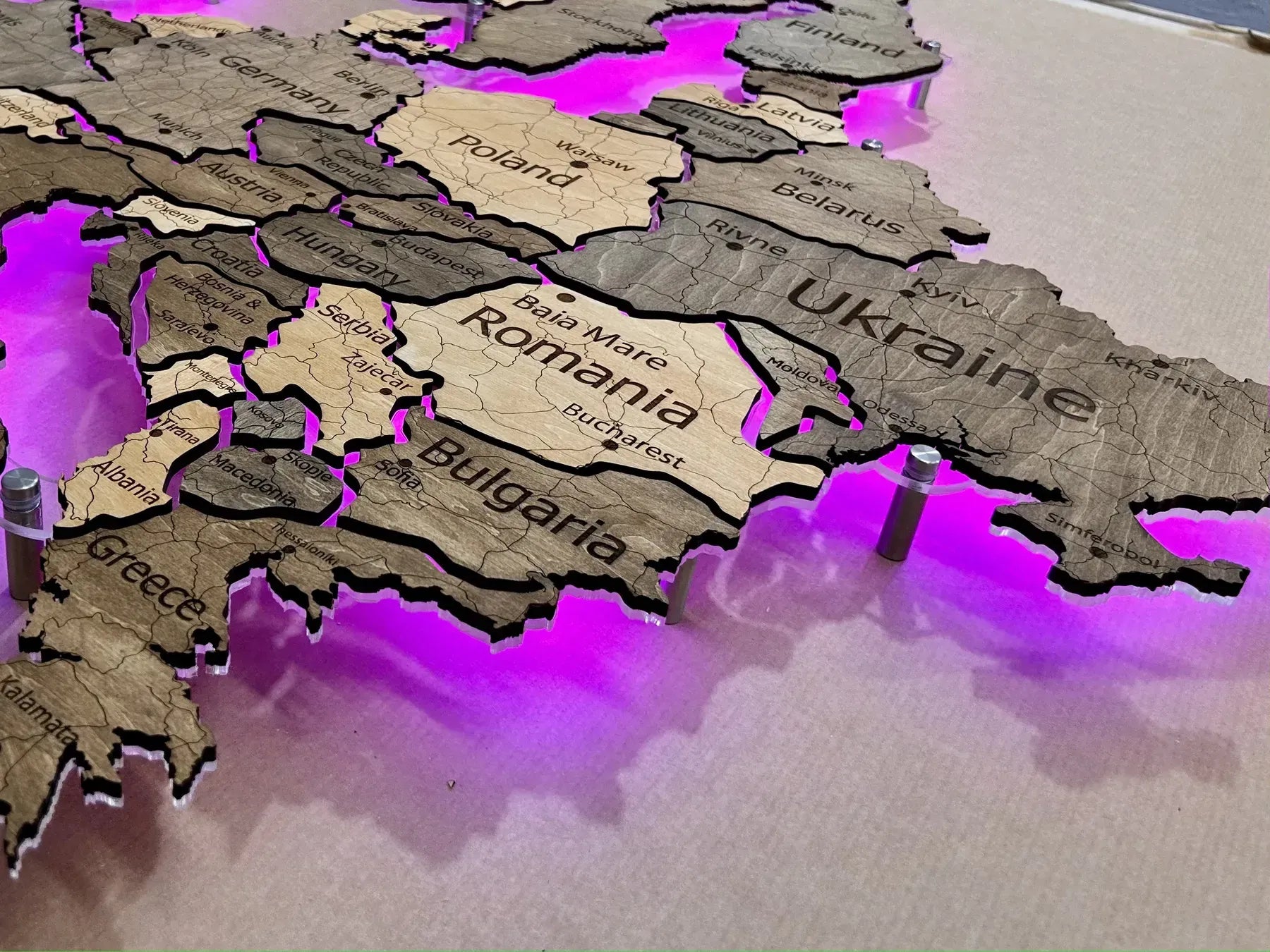 Карта Європи на акрилі з підсвіткою RGB між країнами колір Elis