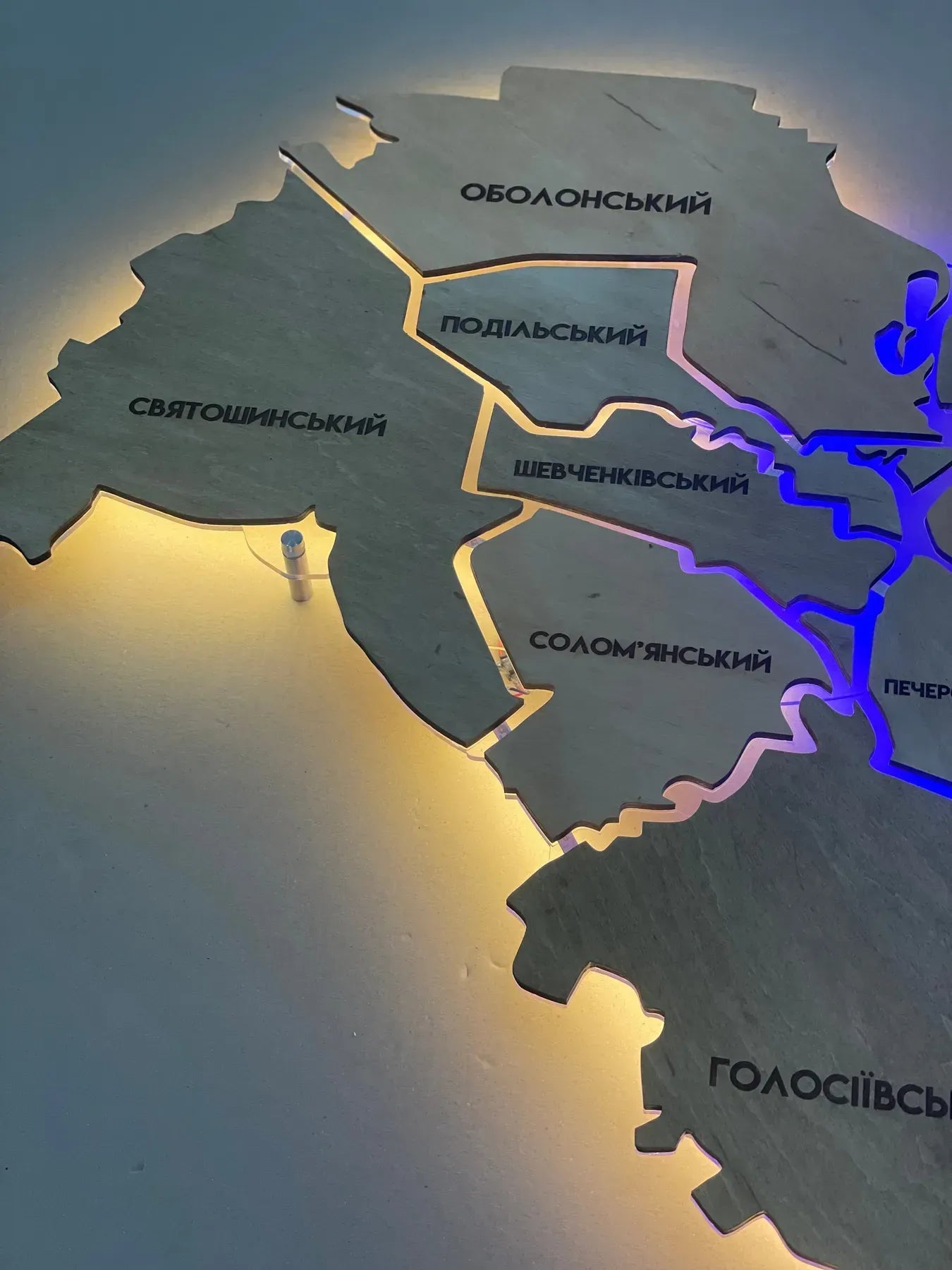 Карта міста Київ на акрилі, з підсвіткою між районами, колір Light Tree