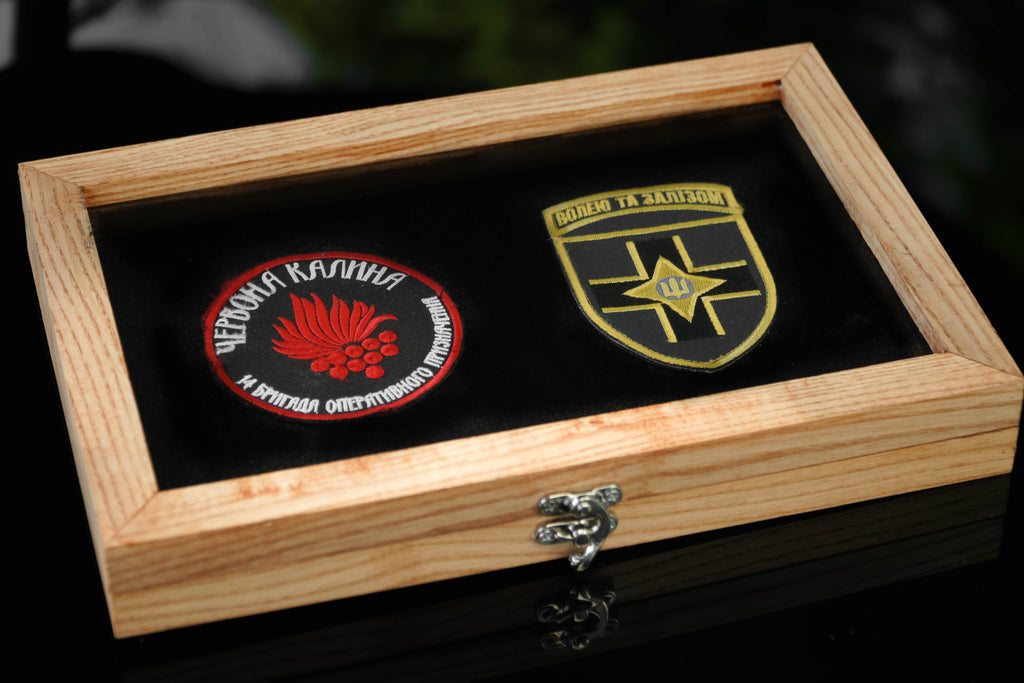 Дерев’яна рамка-вітрина для зберігання нашивок, шевронів. Колір Натуральний