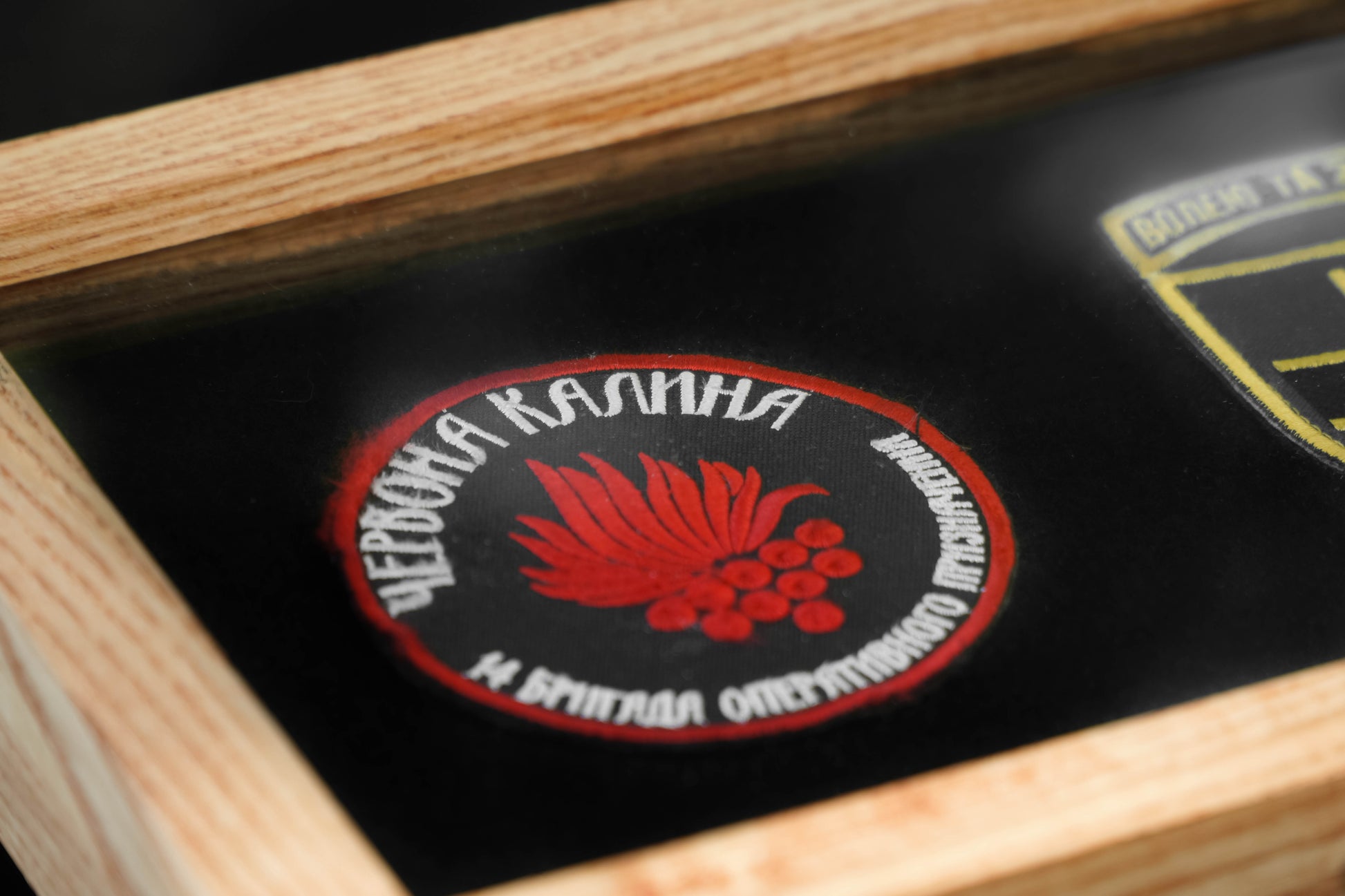 Дерев’яна рамка-вітрина для зберігання нашивок, шевронів. Колір Натуральний