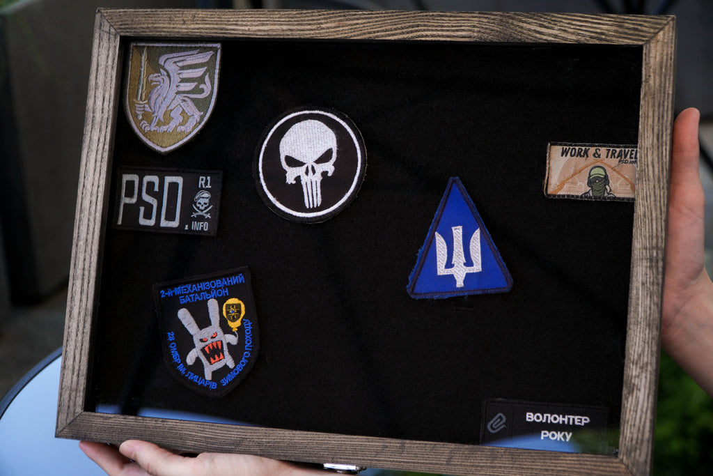 Дерев’яна рамка-вітрина для зберігання нашивок, шевронів. Колір Венге