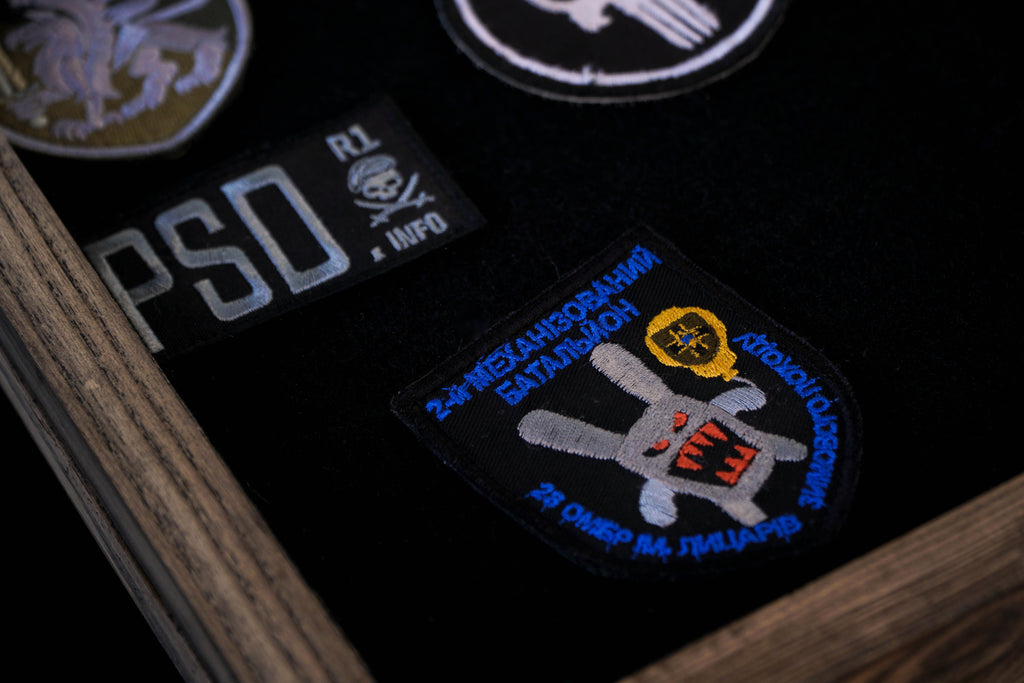 Дерев’яна рамка-вітрина для зберігання нашивок, шевронів. Колір Венге