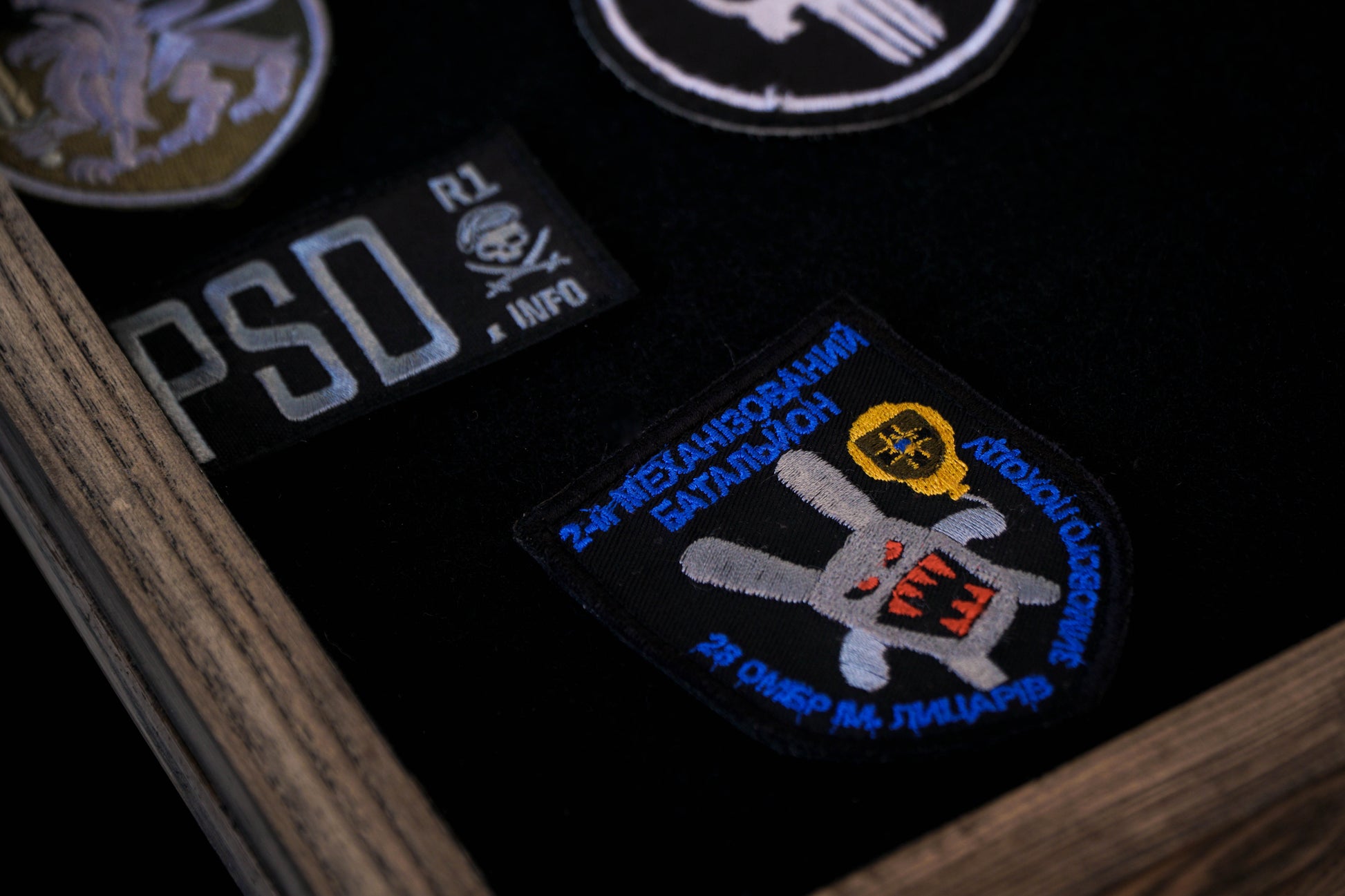 Дерев’яна рамка-вітрина для зберігання нашивок, шевронів. Колір Венге