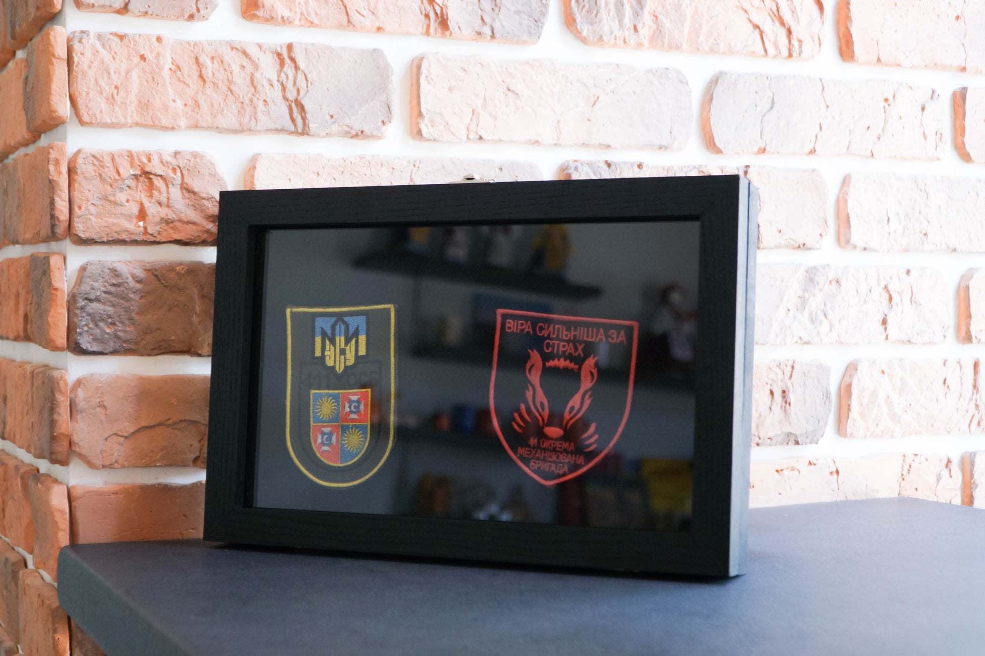 Дерев’яна рамка-вітрина для зберігання нашивок, шевронів. Колір Чорний