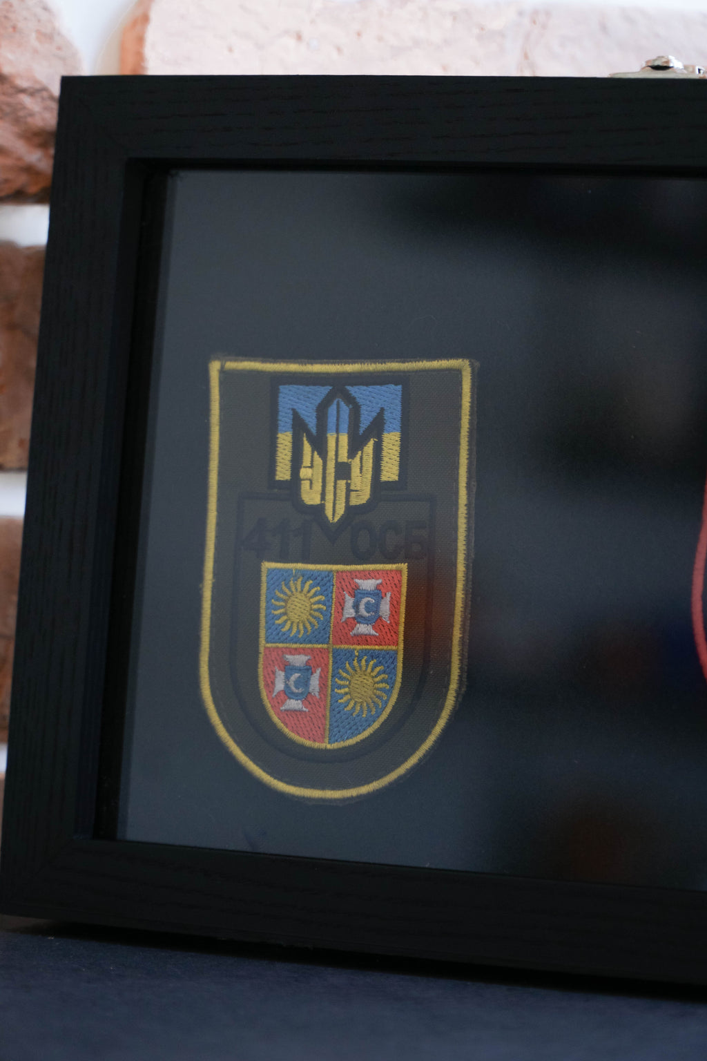 Дерев’яна рамка-вітрина для зберігання нашивок, шевронів. Колір Чорний