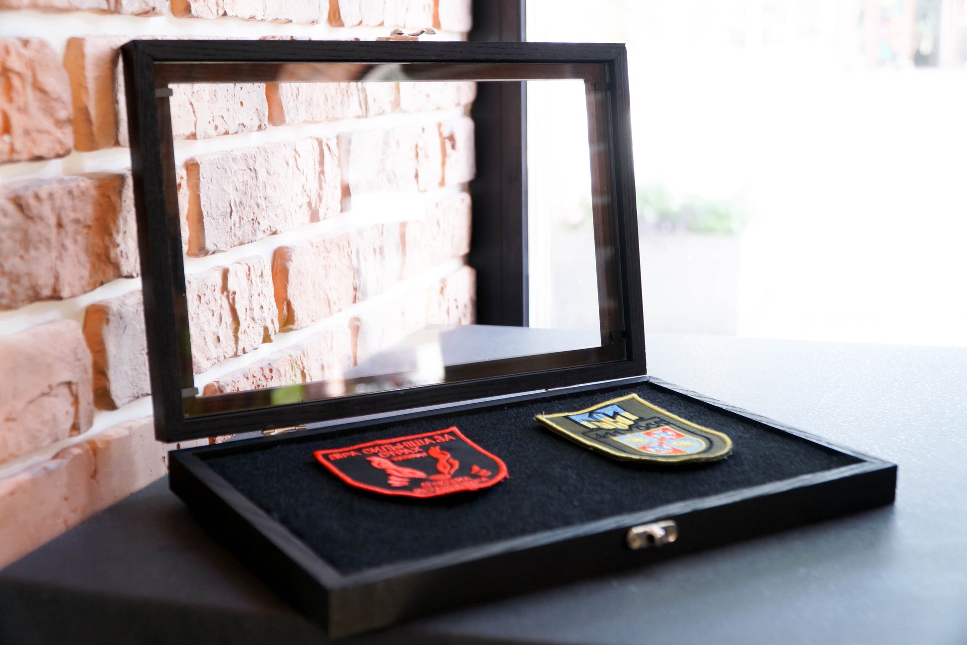 Дерев’яна рамка-вітрина для зберігання нашивок, шевронів. Колір Чорний