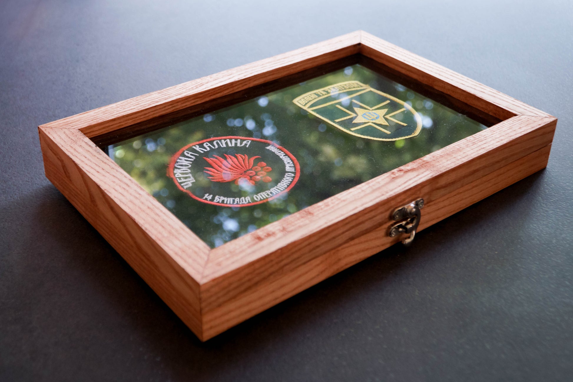 Дерев’яна рамка-вітрина для зберігання нашивок, шевронів. Колір Червоне Дерево