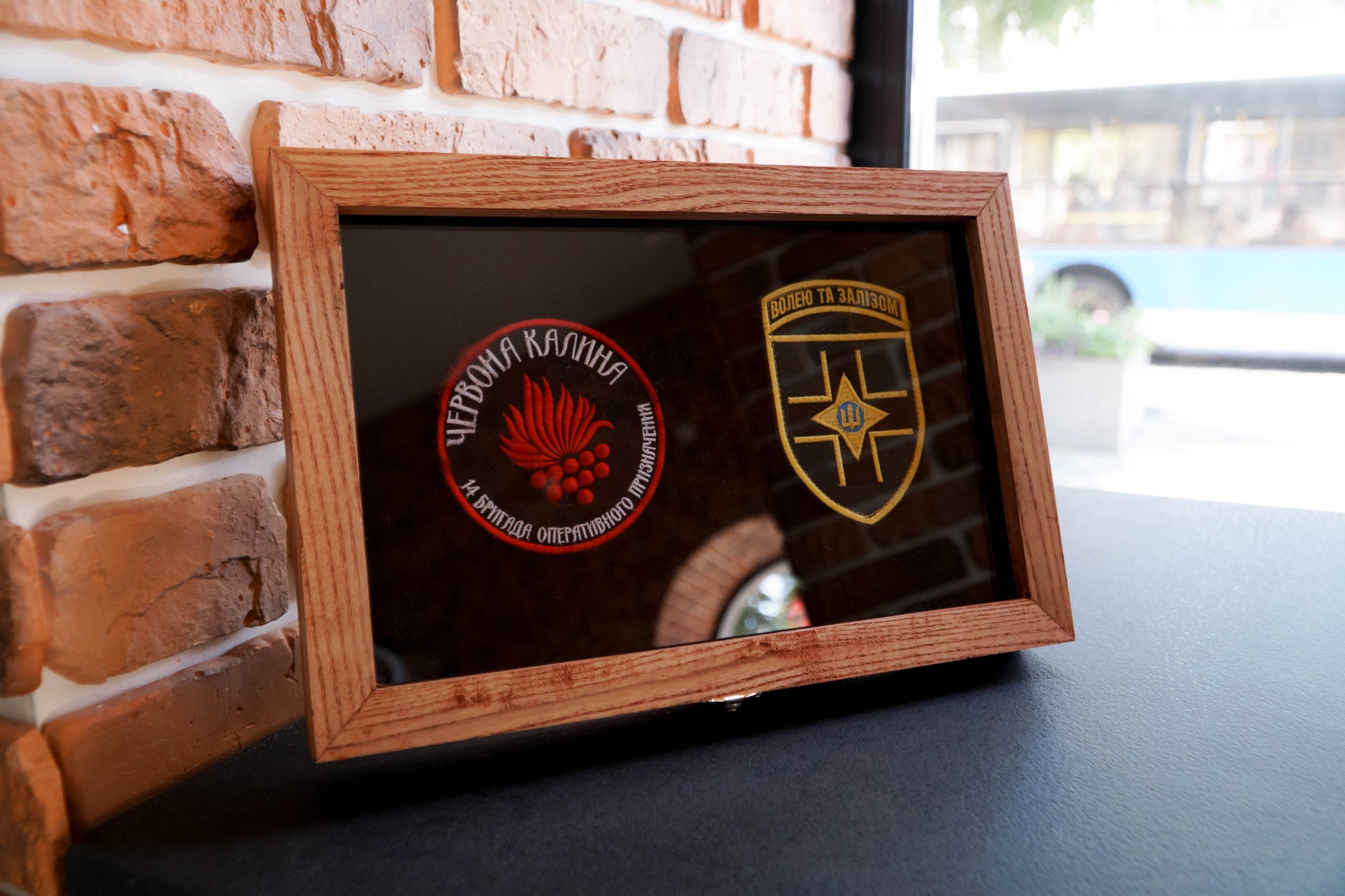 Дерев’яна рамка-вітрина для зберігання нашивок, шевронів. Колір Червоне Дерево