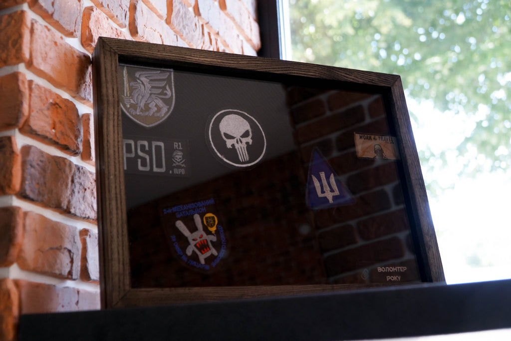 Дерев’яна рамка-вітрина для зберігання нашивок, шевронів. Колір Венге