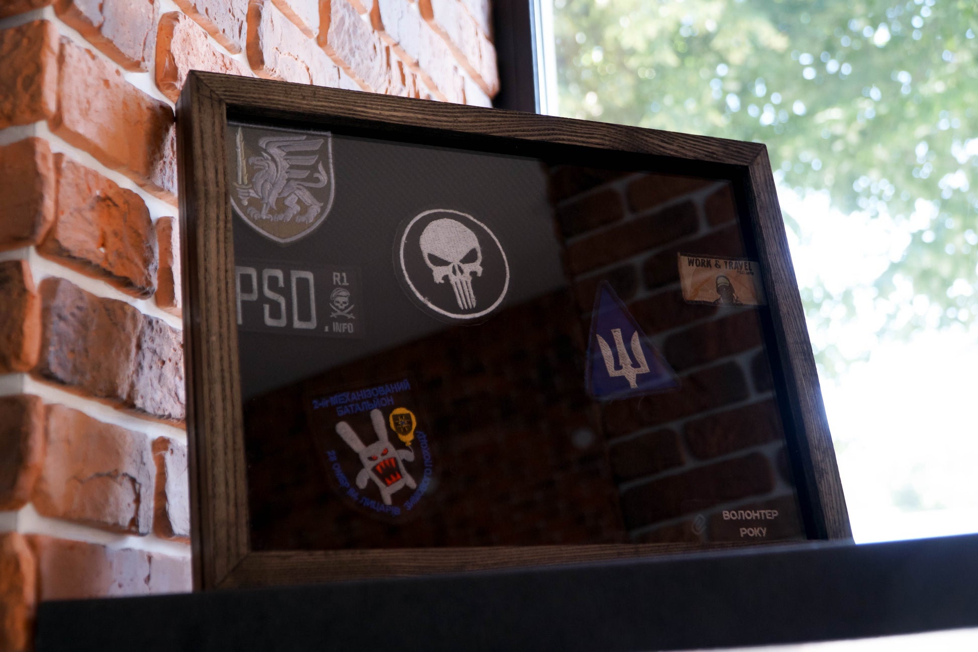 Дерев’яна рамка-вітрина для зберігання нашивок, шевронів. Колір Венге